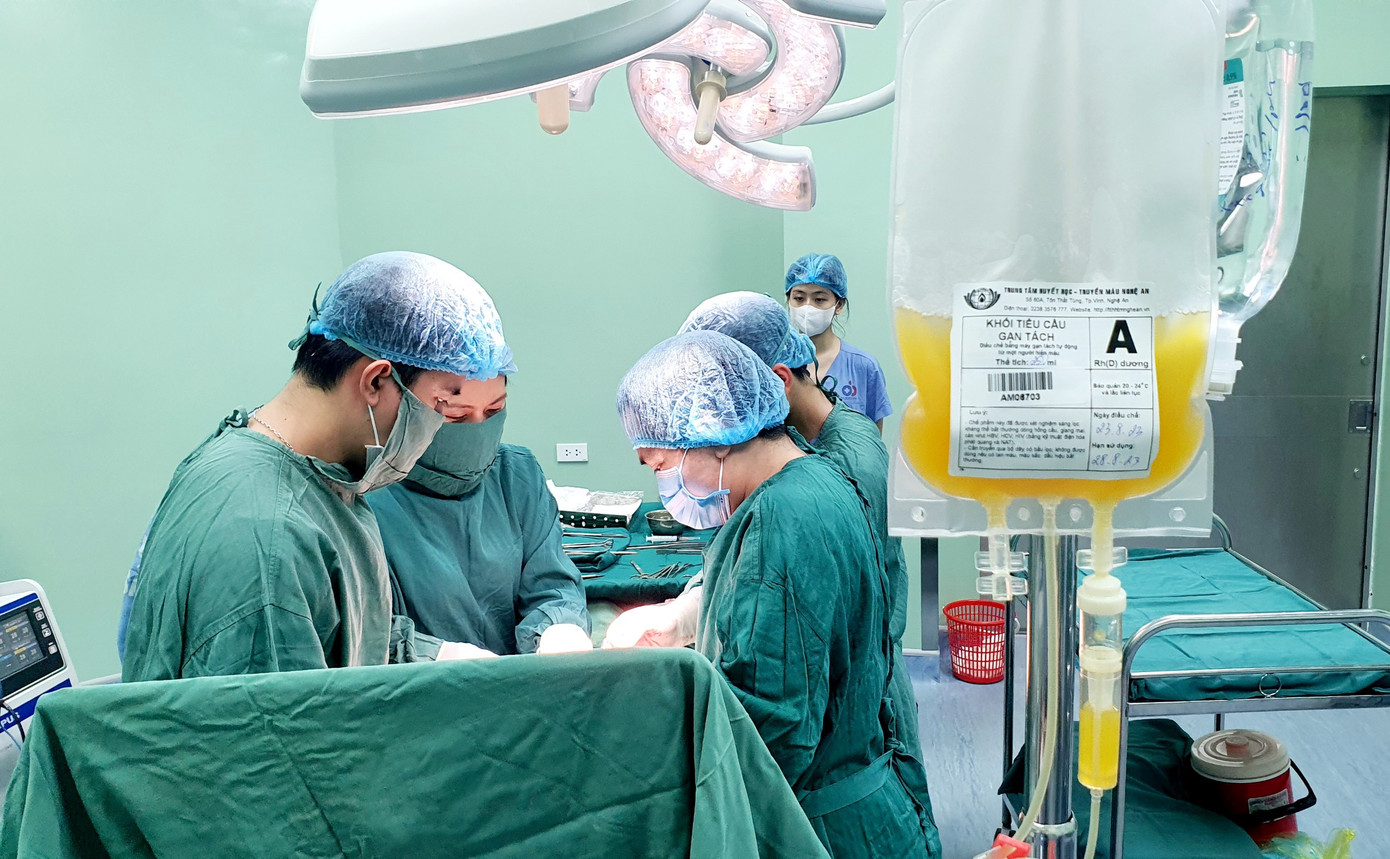 Các bác sĩ phẫu thật lấy thai cho sản phụ O.