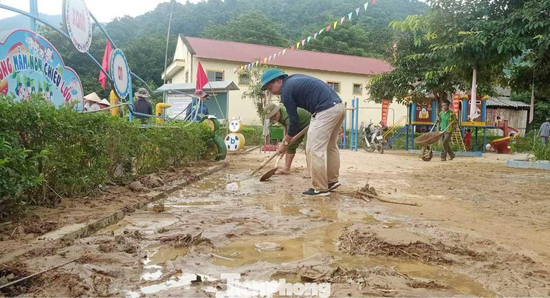 Khung cảnh nơi đây ngổn ngang, đồ đạc ngấm màu bùn đất. Nhiều thiết bị dạy học đã hư hỏng nặng. Khung cảnh nơi đây ngổn ngang, đồ đạc ngấm màu bùn đất. Nhiều thiết bị dạy học đã hư hỏng nặng.
