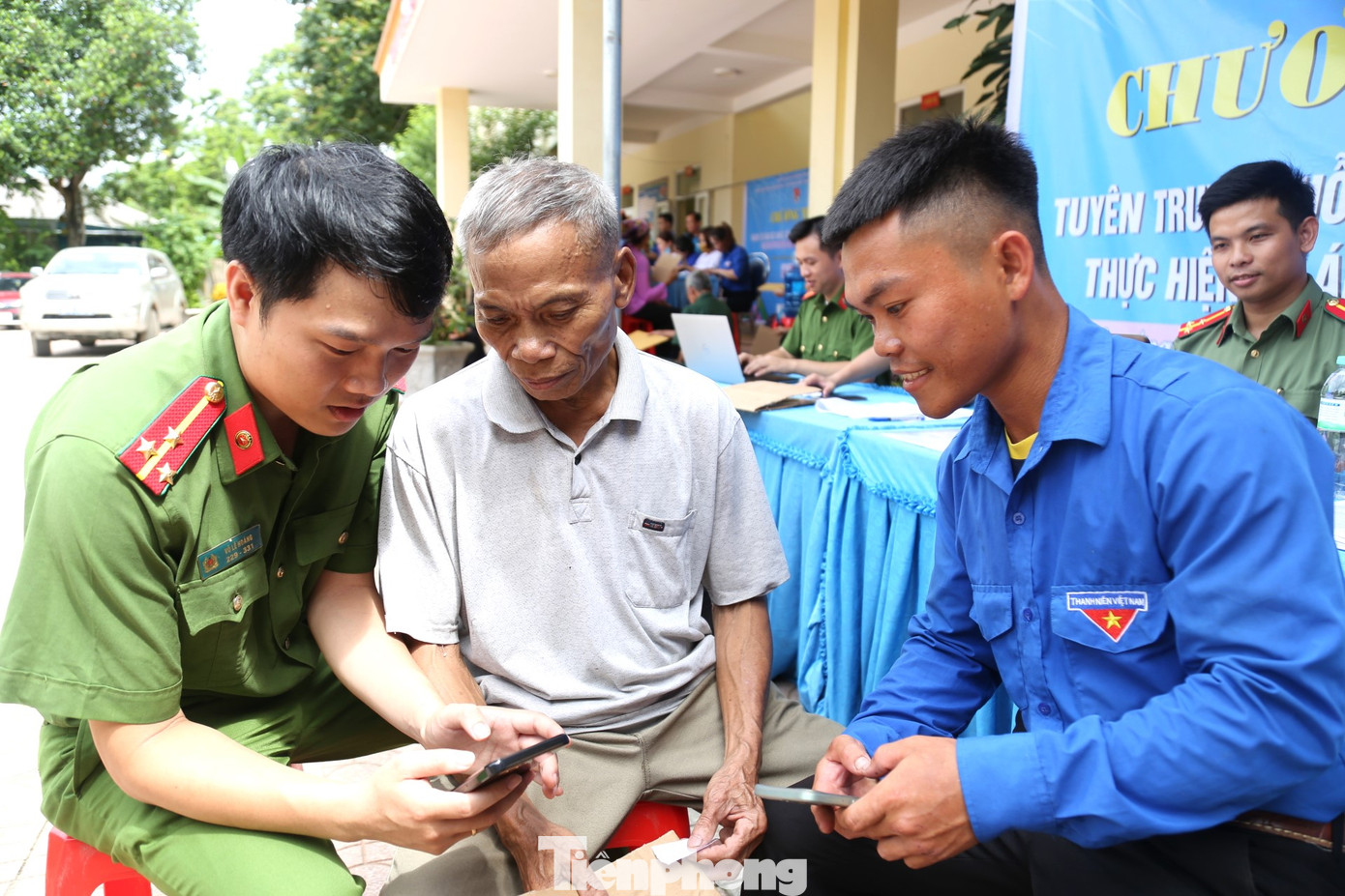 Đoàn viên thanh niên, công an hỗ trợ người dân kích hoạt tài khoản định danh điện tử