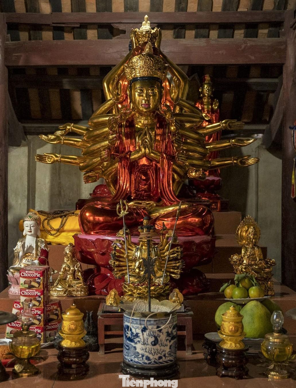 Trong quan niệm của Phật giáo, Phật Mẫu Chuẩn Đề được xem là một trong lục quan âm, là “mẹ của các Phật”.