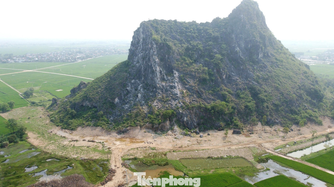 Theo người dân địa phương, khu vực Lèn Hai Vai trước đây là rừng cây rậm rạp, hoang vu. Trên lèn có nhiều hang động sâu, với những khối thạch nhũ có hình thù kỳ lạ. Trong giai đoạn từ 1930 - 1945, lèn đá này trở thành nơi trú ẩn để hoạt động cách mạng. Năm 1994, Lèn Hai Vai được công nhận là Di tích lịch sử - danh thắng cấp quốc gia. Theo người dân địa phương, khu vực Lèn Hai Vai trước đây là rừng cây rậm rạp, hoang vu. Trên lèn có nhiều hang động sâu, với những khối thạch nhũ có hình thù kỳ lạ. Trong giai đoạn từ 1930 - 1945, lèn đá này trở thành nơi trú ẩn để hoạt động cách mạng. Năm 1994, Lèn Hai Vai được công nhận là Di tích lịch sử - danh thắng cấp quốc gia.