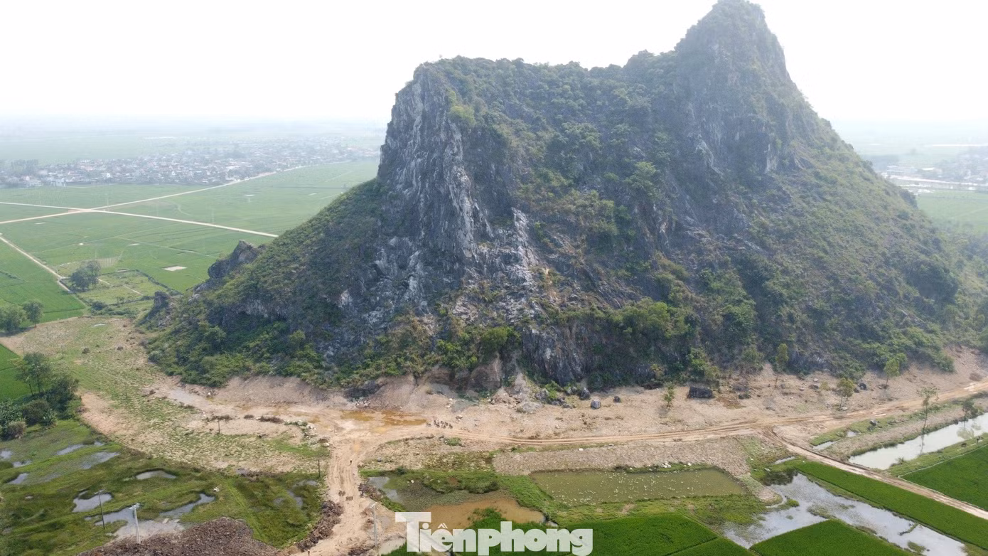 Theo người dân địa phương, khu vực Lèn Hai Vai trước đây là rừng cây rậm rạp, hoang vu. Trên lèn có nhiều hang động sâu, với những khối thạch nhũ có hình thù kỳ lạ. Trong giai đoạn từ 1930 - 1945, lèn đá này trở thành nơi trú ẩn để hoạt động cách mạng. Năm 1994, Lèn Hai Vai được công nhận là Di tích lịch sử - danh thắng cấp quốc gia.