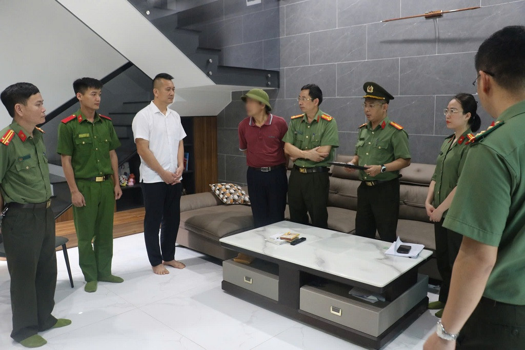 Cơ quan An ninh điều tra, Công an tỉnh Nghệ An đọc Lệnh giữ người trong trường hợp khẩn cấp đối với Tôn Quý Hòa Cơ quan An ninh điều tra, Công an tỉnh Nghệ An đọc Lệnh giữ người trong trường hợp khẩn cấp đối với Tôn Quý Hòa