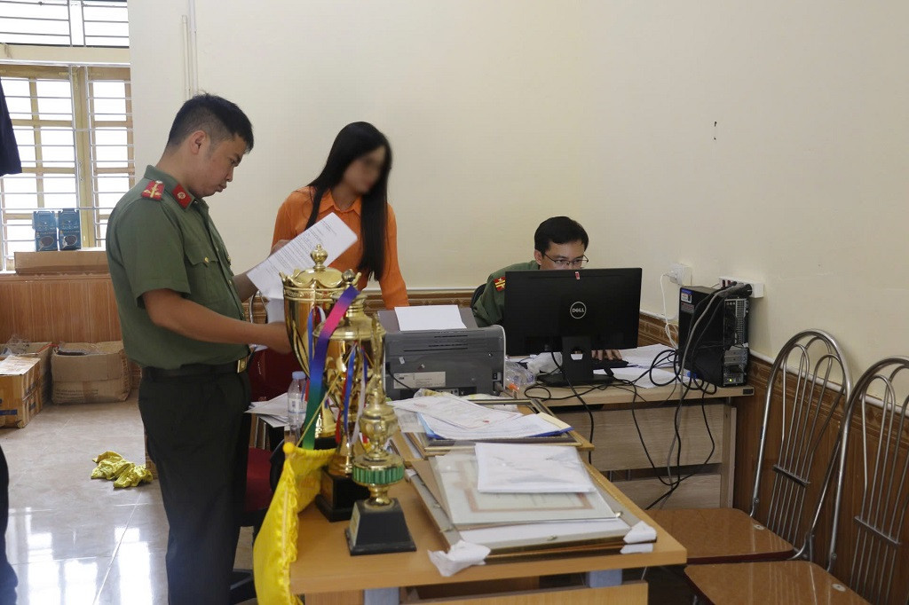 Lực lượng chức năng khám xét nơi ở, nơi làm việc của Tôn Quý Hòa Lực lượng chức năng khám xét nơi ở, nơi làm việc của Tôn Quý Hòa