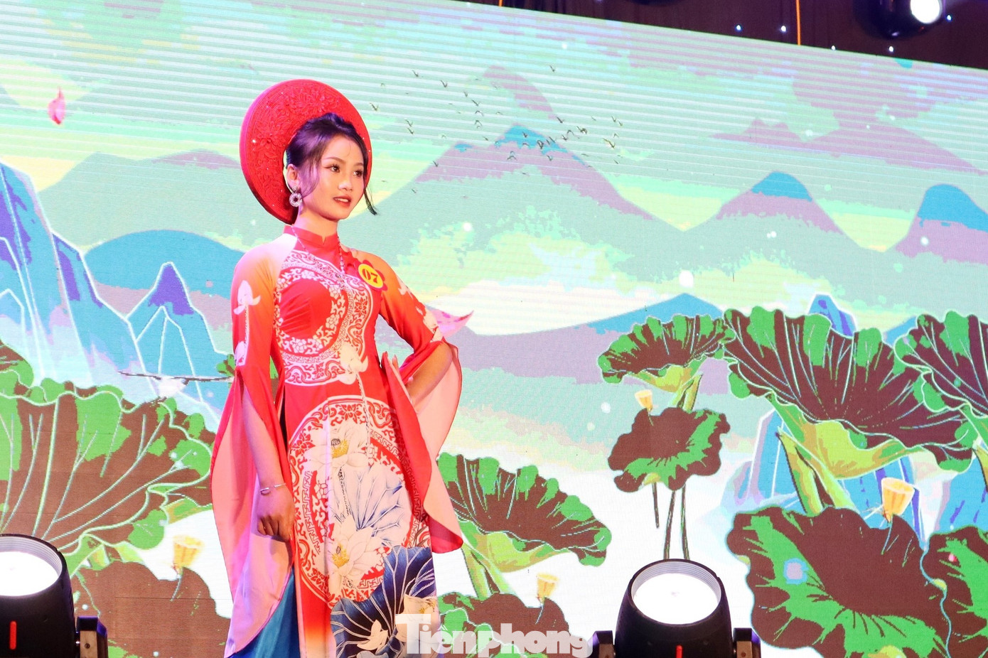 Các thí sinh thực hiện phần thi trang phục tự chọn. Đây là phần thi để các thí sinh thể hiện cá tính cũng như sở thích thời trang của bản thân.