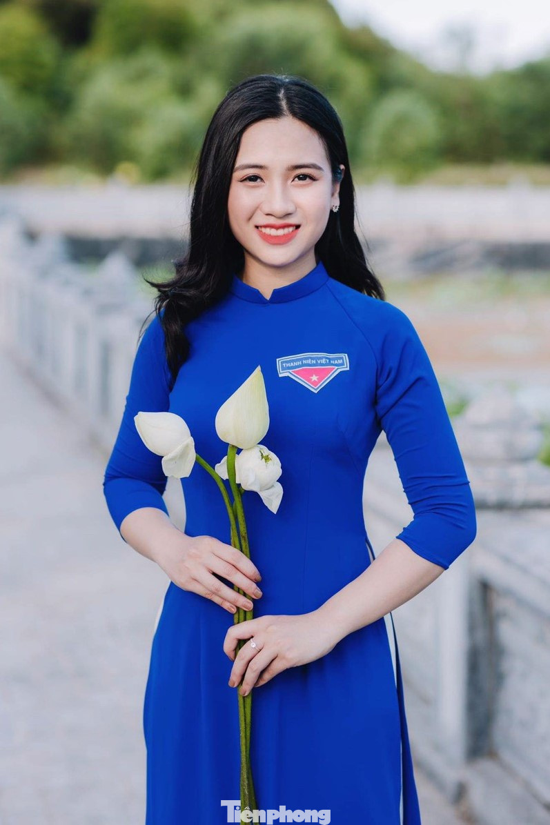 Chị Phạm Thị Thùy Linh (SN 1997, Giáo viên trường mầm non Sơn Ca, Ủy viên Ban chấp hành Đoàn xã Kim Liên, huyện Nam Đàn, Nghệ An) chia sẻ: “Tôi rất yêu áo dài Việt Nam. Bởi chiếc áo dài vừa duyên dáng lại kín đáo, phù hợp tại công sở và các sự kiện quan trọng. Hiện nay, có khá nhiều phong cách thời trang đang thịnh hành nhưng hình ảnh người phụ nữ mặc áo dài vẫn thu hút được sự chú ý và nhận được lời khen ngợi. Điều này có thể khẳng định, tà áo dài là niềm tự hào của người Việt, nét văn hóa dân tộc và góp phần làm đẹp thêm hình ảnh người phụ nữ Việt Nam”.