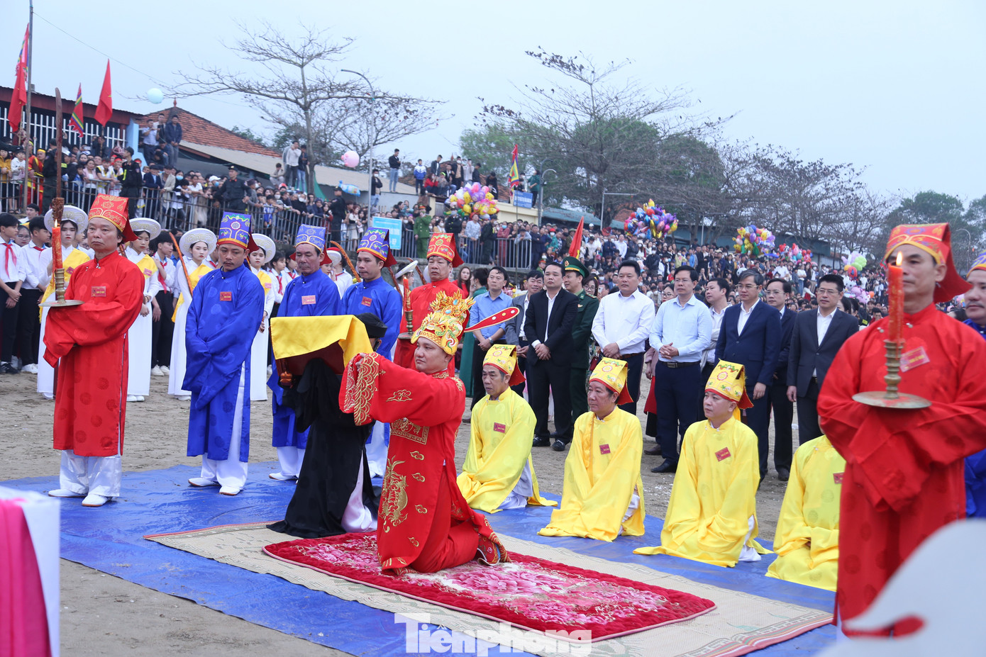 Sau 3 năm tạm dừng vì ảnh hưởng của dịch COVID-19, lễ cầu ngư năm nay thu hút hàng nghìn người dân và du khách tham gia.