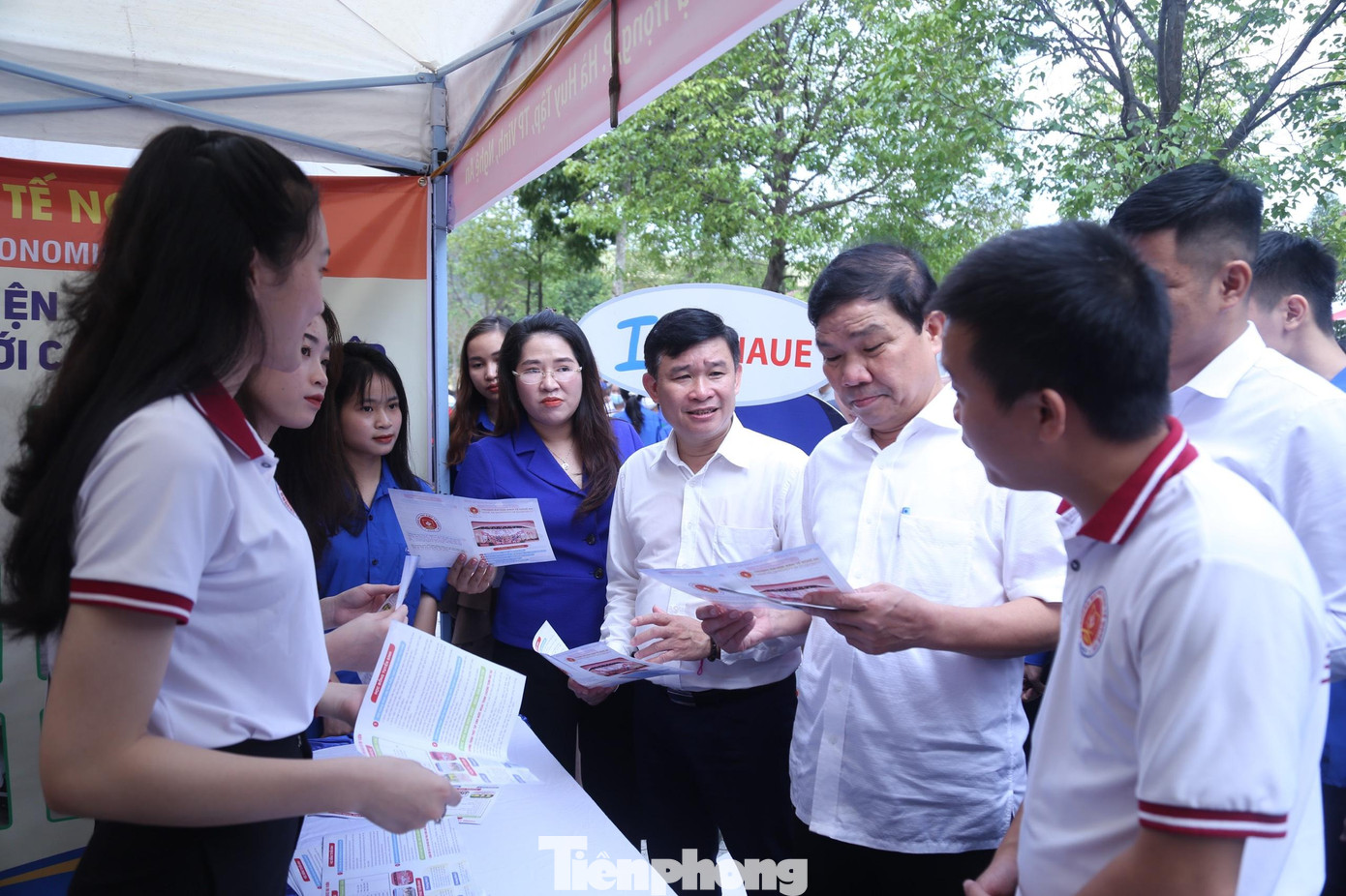 Các đại biểu tham quan các gian hàng trưng bày Các đại biểu tham quan các gian hàng trưng bày