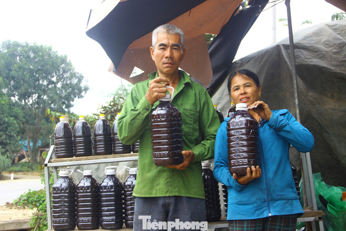 Ông Lê Đức Thuyên - Chủ tịch UBND xã Tân Hương cho biết: “Toàn xã hiện có gần 30 hộ chuyên nấu mật mía, sản lượng mật đạt khoảng 225.000 lít/năm. Dịp cuối năm, nhu cầu sử dụng mật mía tăng cao nên sản phẩm mật mía tiêu thụ mạnh. Sản phẩm mật mía Tân Hương đã đạt 3 sao OCOP cấp tỉnh”.