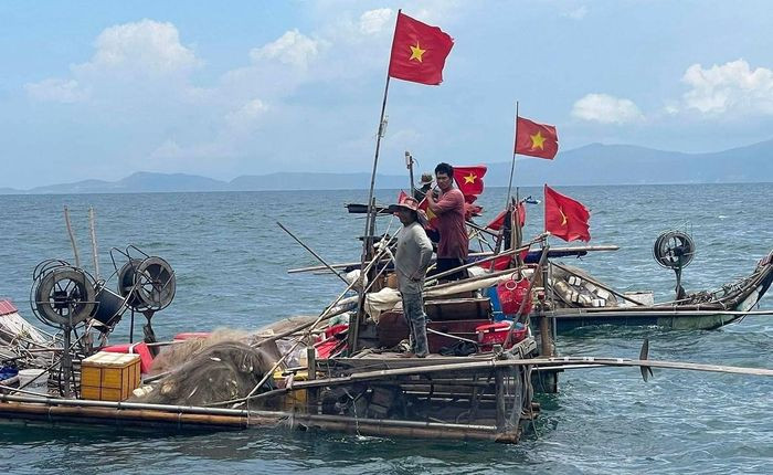 Tổ chức tìm kiếm ngư dân T. rơi xuống biển