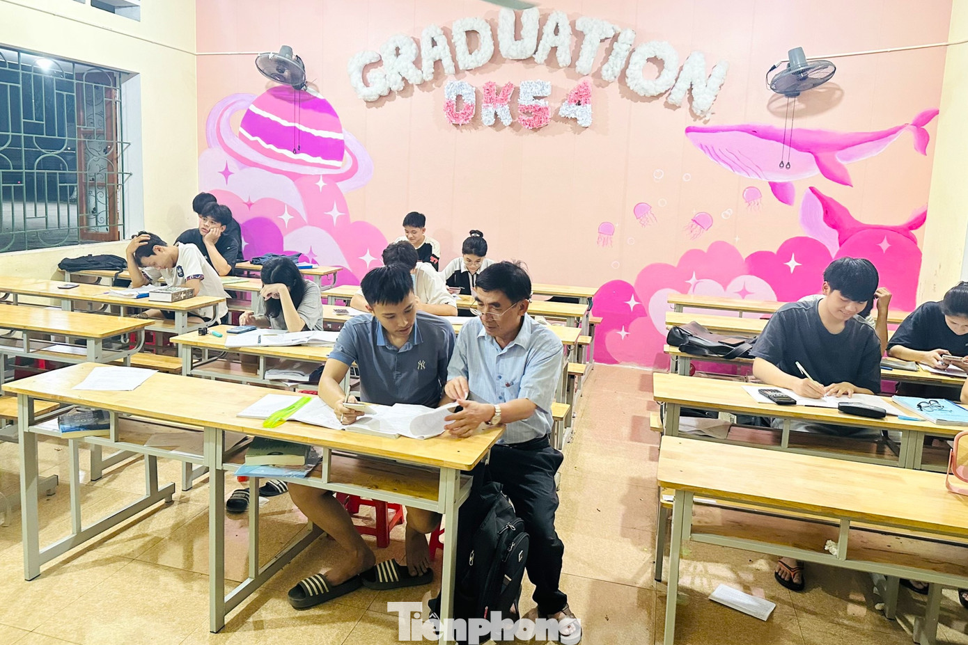 Thầy Phan Trần Hải, Phó Hiệu trưởng Trường THPT Con Cuông cho biết: “Nhằm giúp học sinh đạt kết quả tốt trong kỳ thi quan trọng sắp tới, nhà trường đã kêu gọi toàn bộ giáo viên trong trường tham gia tình nguyện việc phụ đạo hướng dẫn vào buổi tối. Vào mùa thi, dù công việc của giáo viên nặng nề hơn nhưng tập thể nhà trường động viên nhau cùng cố gắng để hỗ trợ học trò và cũng thay bố mẹ, đồng hành với các em trong chặng đua cuối cùng này”.