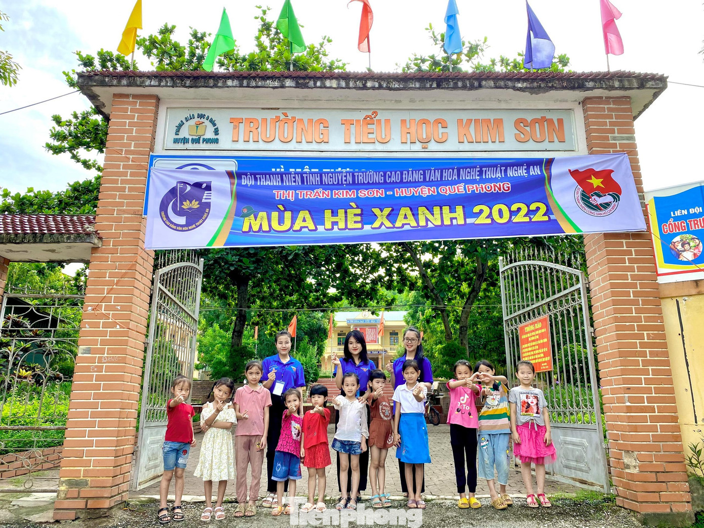 Quang Thị Thìn (áo xanh bên trái) trong lần tham gia tình nguyện tại thị trấn Kim Sơn, huyện Quế Phong