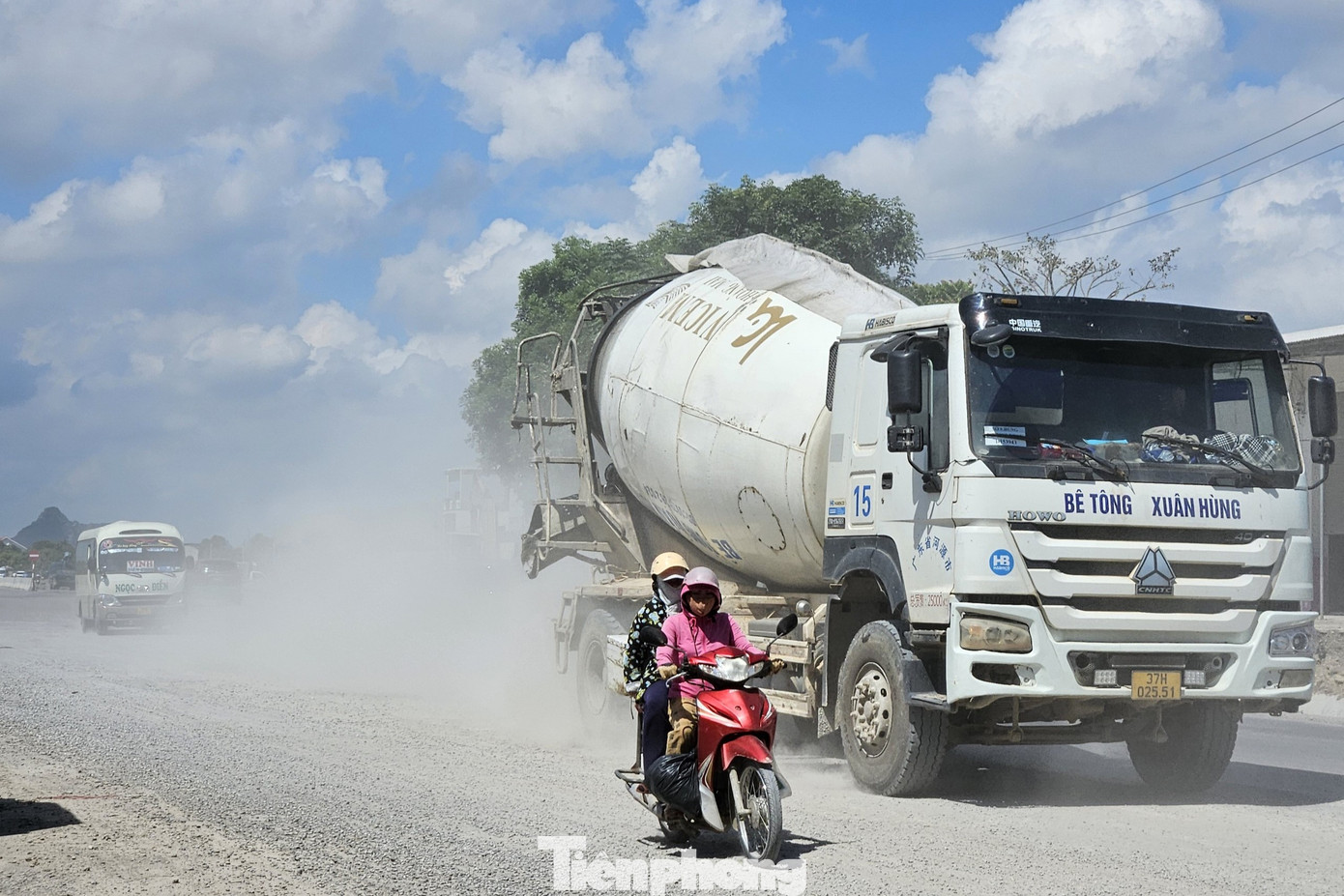 Bụi trắng xóa trên Quốc lộ 7 đoạn qua địa bàn huyện Diễn Châu, Nghệ An.