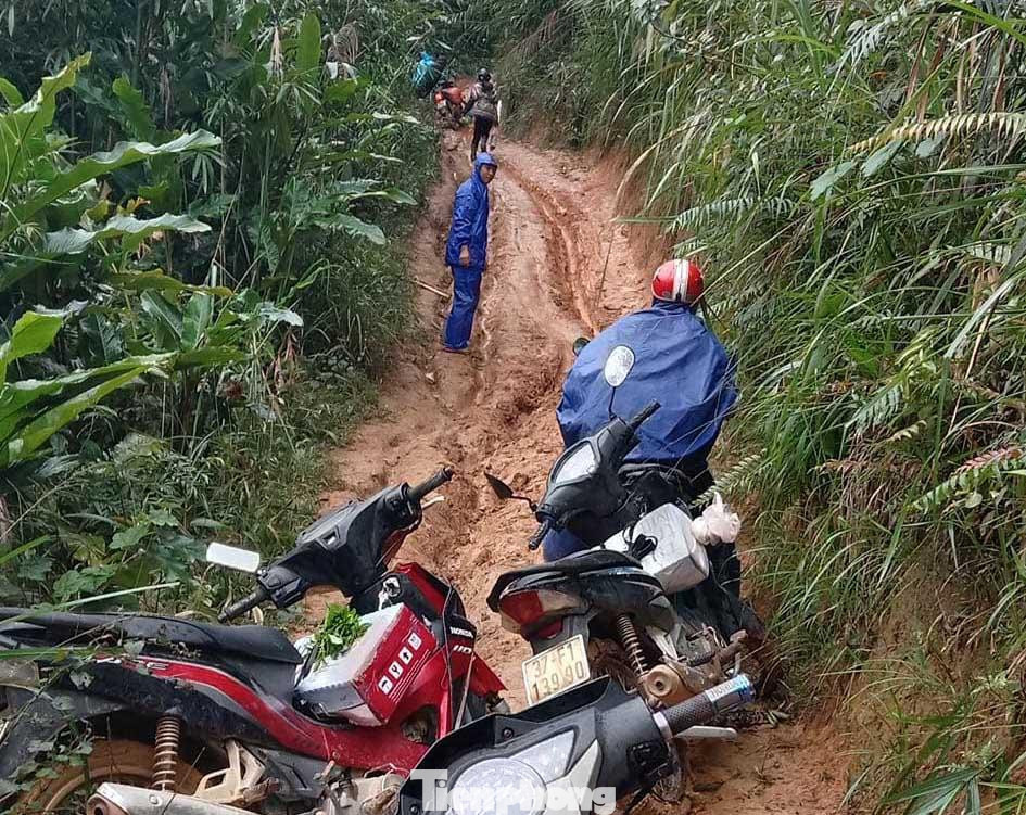 Những ngày mưa bão kéo dài, các thầy giáo phải đi từng tốp 3-4 người để hỗ trợ nhau vượt qua các con dốc cao trơn, trượt. Những ngày mưa bão kéo dài, các thầy giáo phải đi từng tốp 3-4 người để hỗ trợ nhau vượt qua các con dốc cao trơn, trượt.
