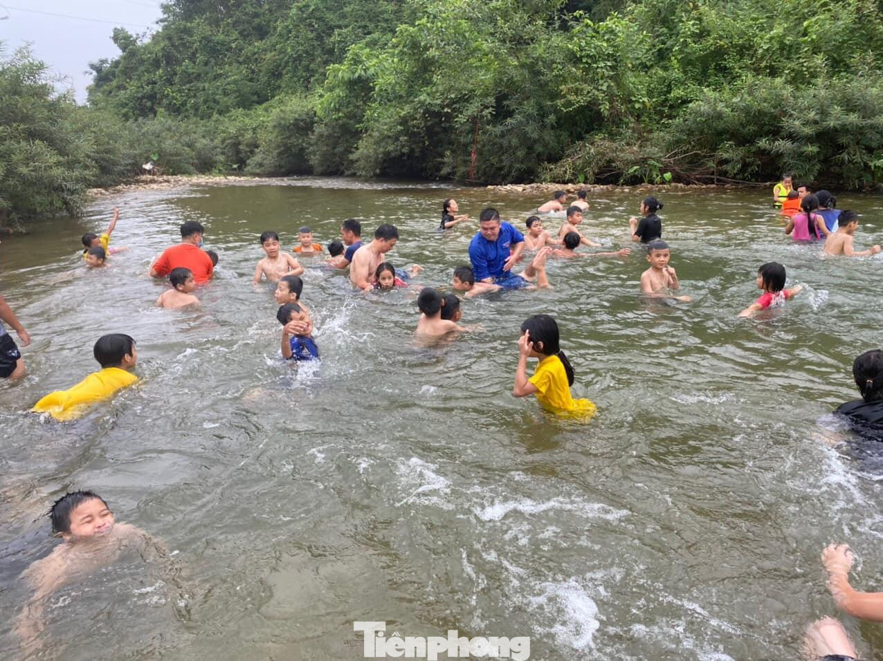 Vào khoảng 16 - 18 giờ chiều thứ 3 và thứ 6 hàng tuần, ở khúc suối này luôn rộn vang tiếng cười của thầy và trò.