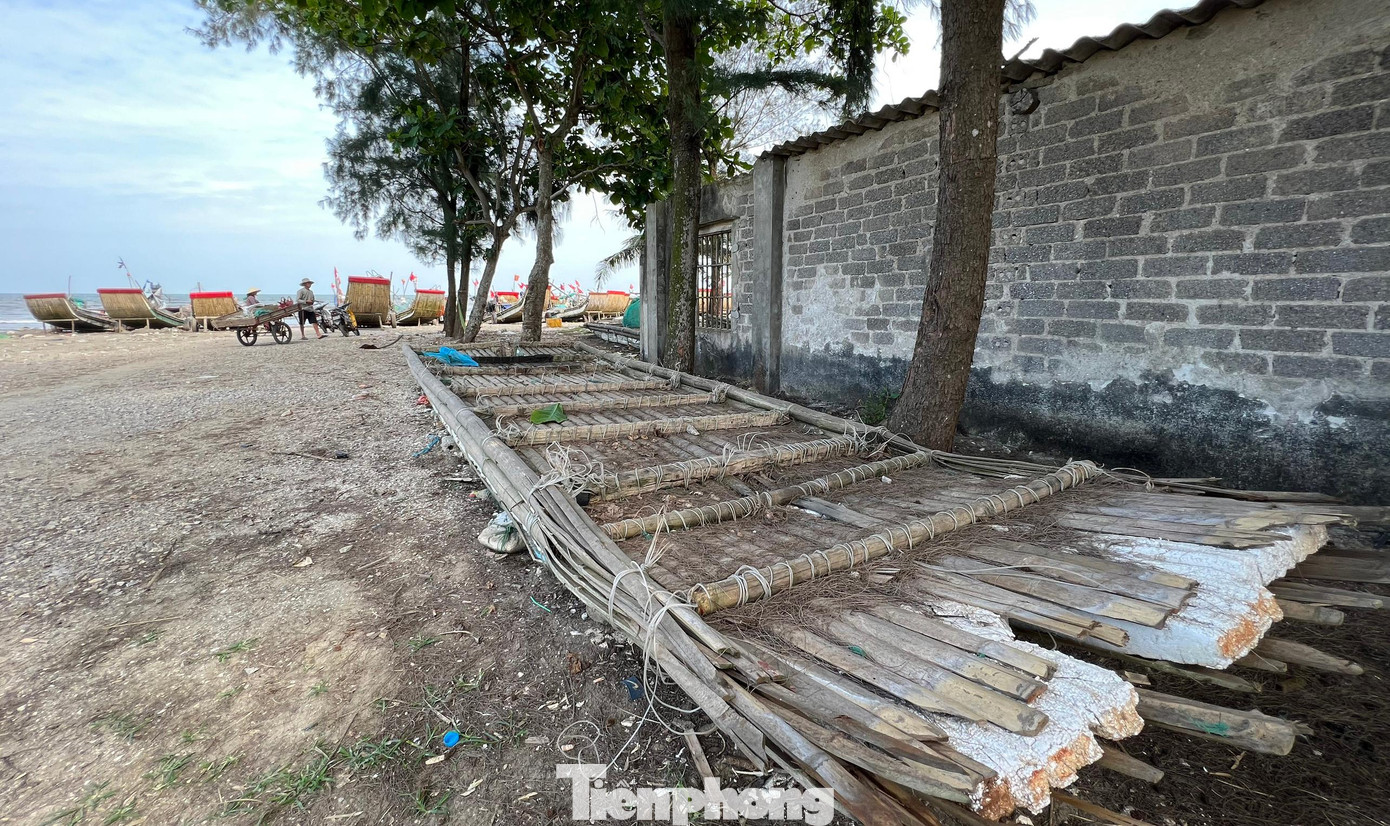 Những chiếc bè cũ nát nằm chỏng chơ