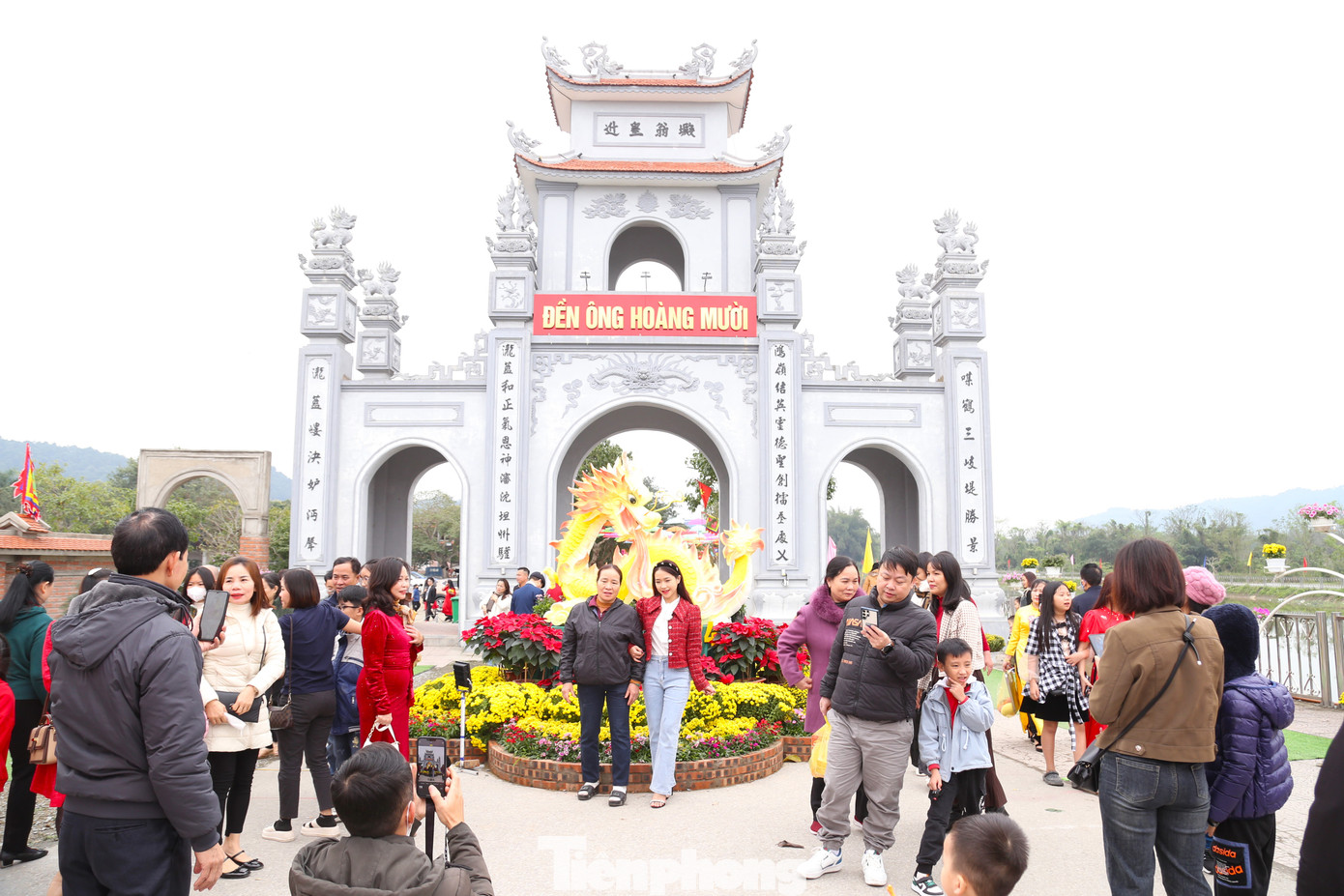 Trước khu vực cổng đền là linh vật rồng. Con rồng có chiều cao khoảng 1m, dài khoảng 2m, được thiết kế theo hình tượng "long trao ngọc". Điều đặc biệt, con rồng tạc từ xốp với đường nét sống động, uy nghiêm, được phun sơn màu vàng và màu đỏ, vảy được ghép từ các mảnh nhựa.