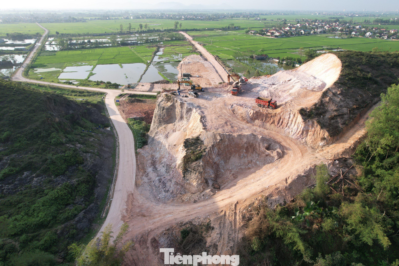 Ghi nhận sáng 10/4, thời tiết nắng ráo, trên công trường dự án cao tốc Bắc - Nam đoạn Diễn Châu – Bãi Vọt sôi động bởi tiếng máy móc cùng hàng trăm công nhân của liên danh các nhà thầu thi công: Công ty TNHH Hòa Hiệp, Công ty CP Tập đoàn Cienco4, Công ty TNHH Đầu tư Núi Hồng, Tổng Công ty xây dựng Trường Sơn, Công ty CP Đầu tư và Xây dựng VINA2.