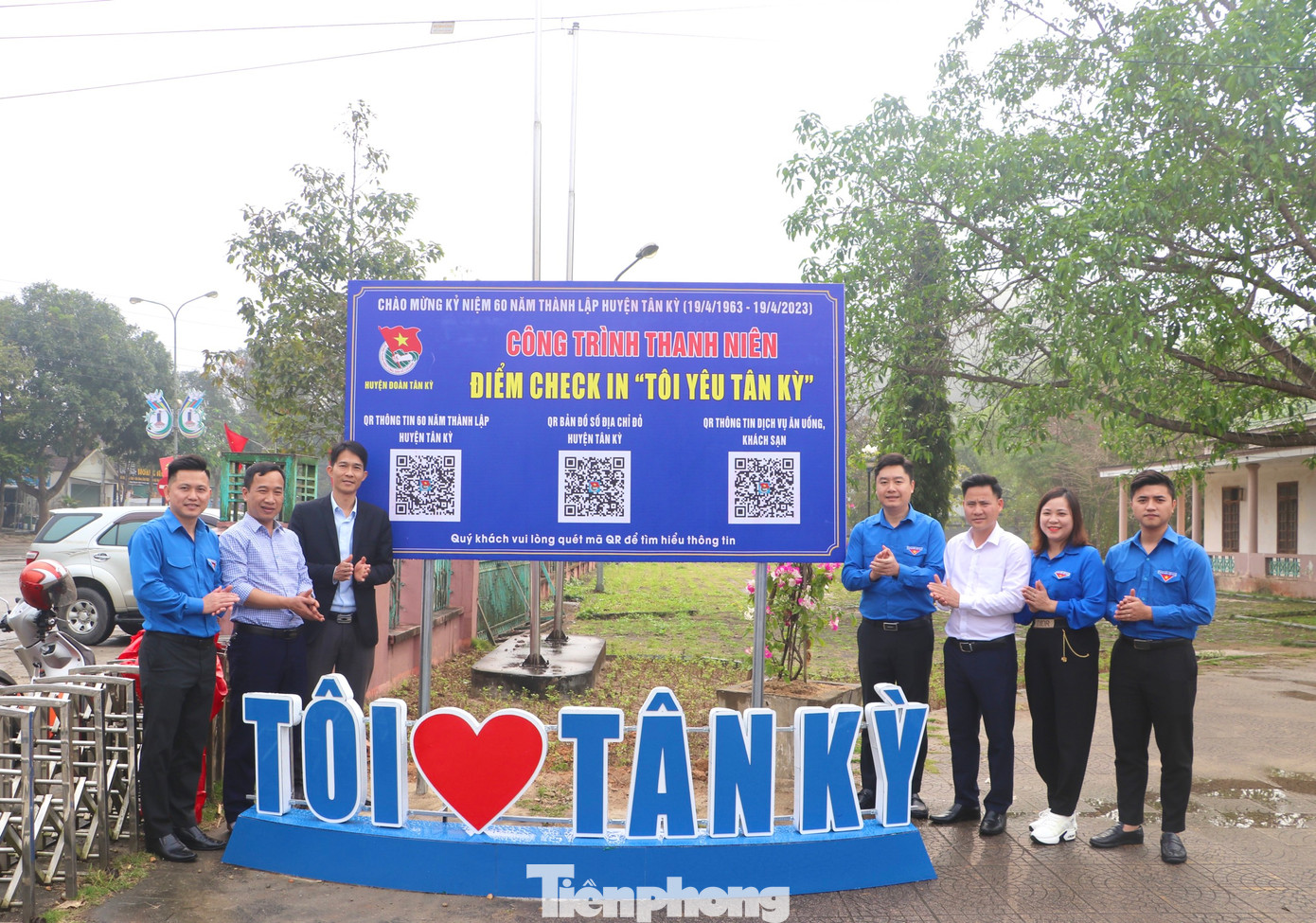 Anh Lê Văn Lương - Uỷ viên Ban Thường vụ Trung ương Đoàn, Bí thư Tỉnh Đoàn Nghệ An tham dự Ngày cao điểm “Tình nguyện chung tay xây dựng nông thôn mới” tại huyện Tân Kỳ. Trong ảnh, khánh thành công trình “Điểm check in Tôi yêu Tân Kỳ” với hệ thống bảng mã thông tin 60 năm thành lập huyện Tân Kỳ, thông tin các di tích lịch sử - văn hoá, thông tin các địa điểm ẩm thực, khách sạn.