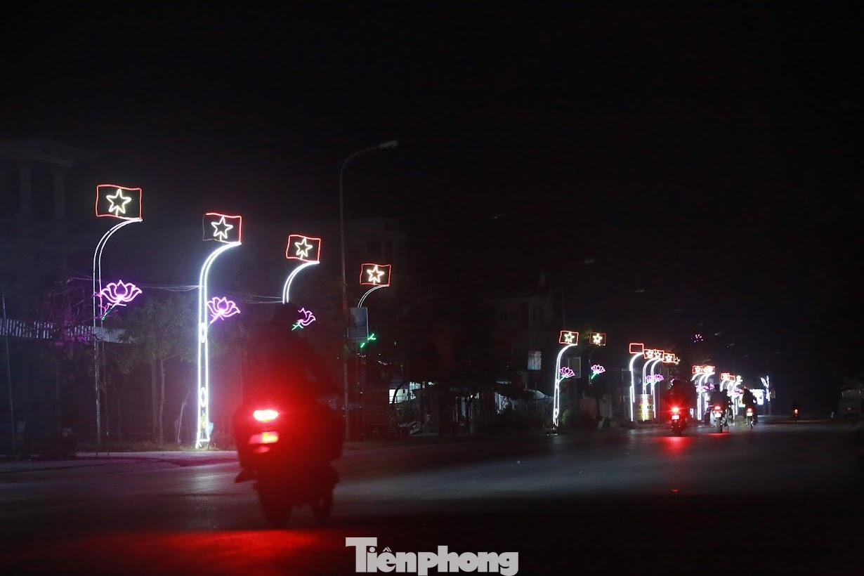 Ngoài ra, những cây nêu được làm bằng sắt cũng khá tỉ mỉ, kỳ công hơn rất nhiều. Tùy theo yêu cầu của từng gia đình như trên cột sắt cao từ 4 – 6 mét có hình cờ Đảng, cờ Tổ quốc.