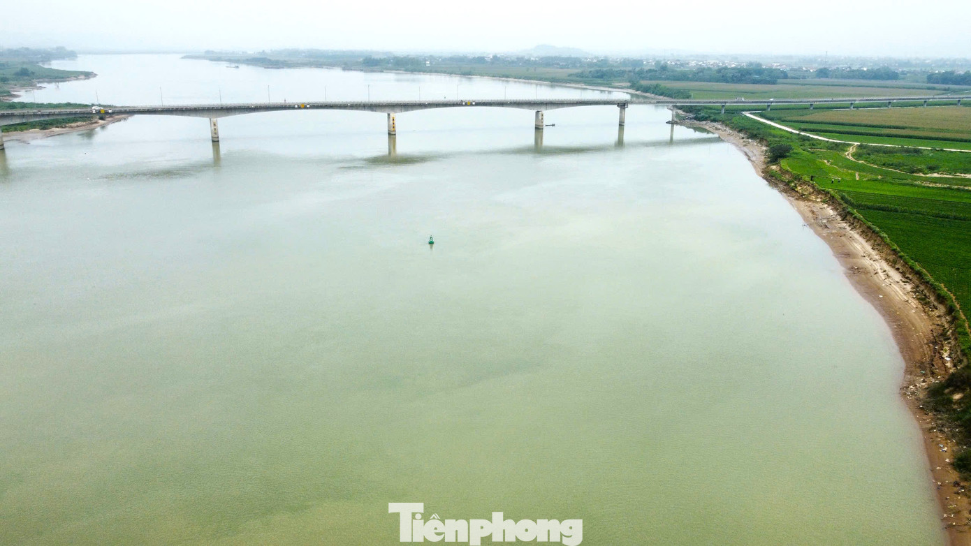 Những năm gần đây, tình trạng sạt lở bờ sông Lam, đoạn cầu Yên Xuân (thuộc địa bàn xã Long Xá, huyện Hưng Nguyên, tỉnh Nghệ An) diễn ra nghiêm trọng.