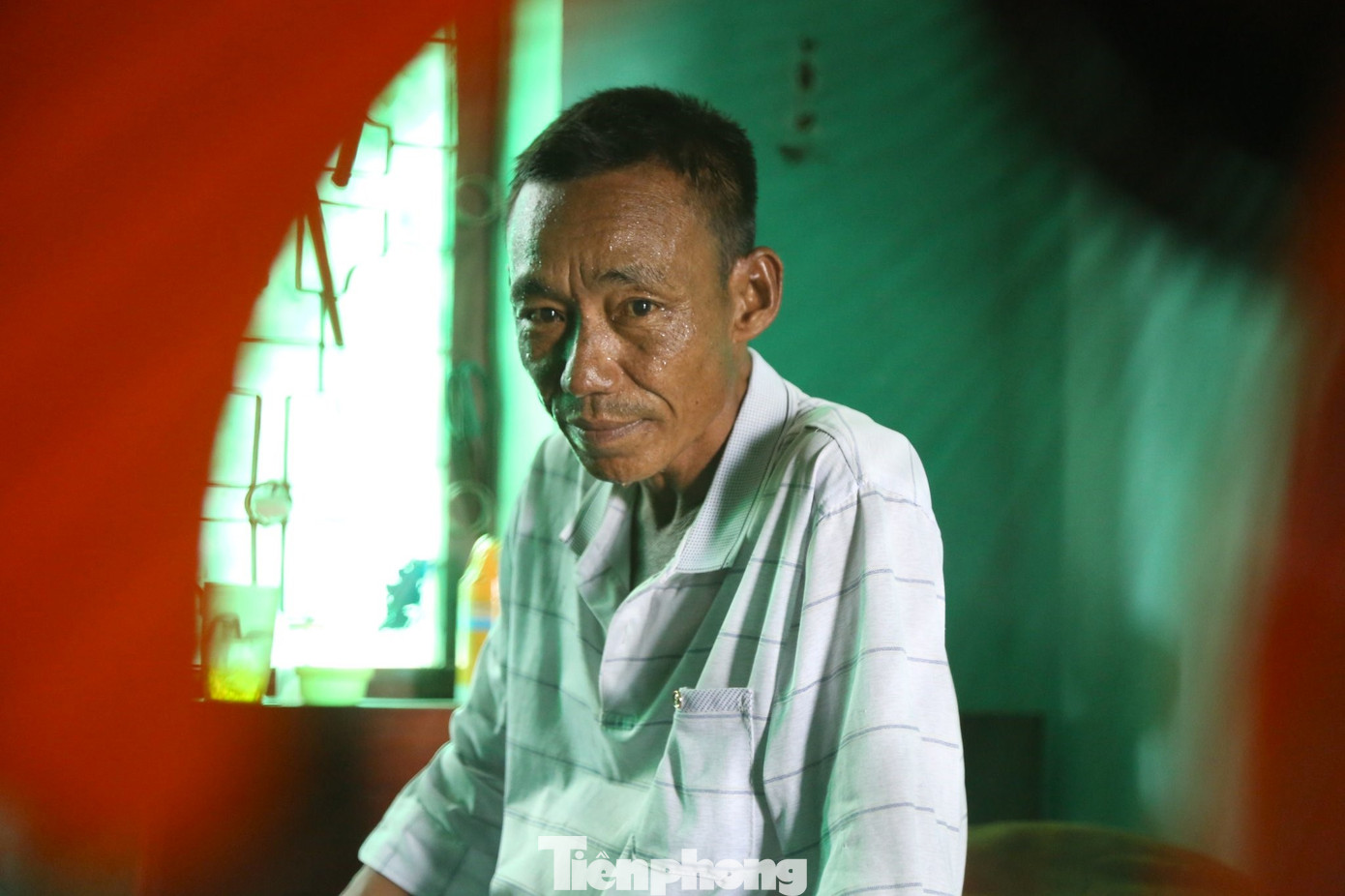 Với những người bị suy thận mạn, việc uống nước quá nhiều tại nhà hay trước khi lọc máu ảnh hưởng trực tiếp đến cân nặng trước lọc của bệnh nhân. Nắng nóng, họ cũng không dám uống nước nhiều để giải nhiệt. “Người suy thận như chúng tôi nắng nóng, khát lắm cũng chỉ nhấp môi chút nước, không dám uống nhiều”, anh Lương Văn Chánh (SN 1978, trú xã Tam Đình, huyện Tương Dương) đầm đìa mồ hôi dù chiếc quạt điện chạy hết công suất.