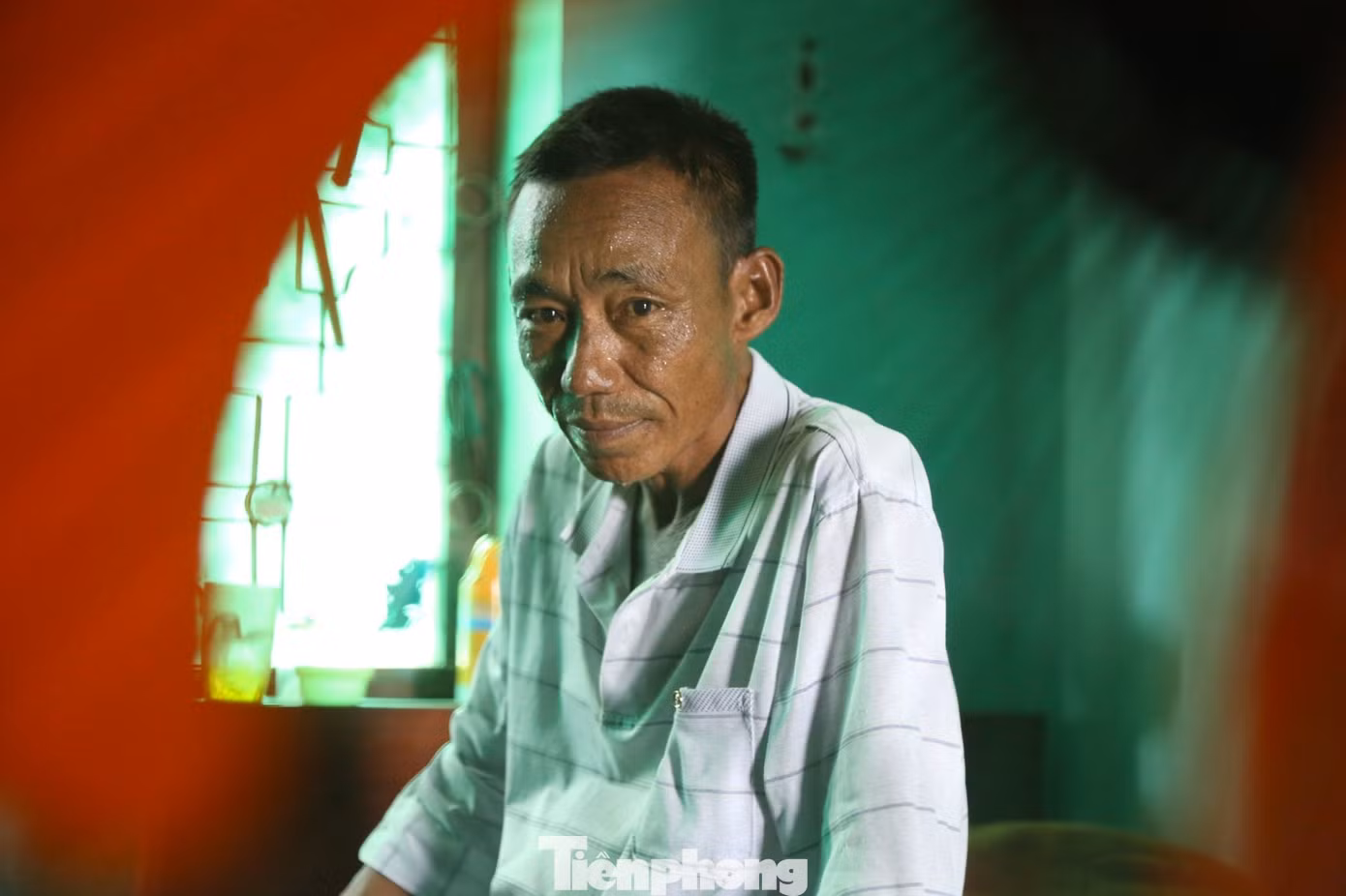 Với những người bị suy thận mạn, việc uống nước quá nhiều tại nhà hay trước khi lọc máu ảnh hưởng trực tiếp đến cân nặng trước lọc của bệnh nhân. Nắng nóng, họ cũng không dám uống nước nhiều để giải nhiệt. “Người suy thận như chúng tôi nắng nóng, khát lắm cũng chỉ nhấp môi chút nước, không dám uống nhiều”, anh Lương Văn Chánh (SN 1978, trú xã Tam Đình, huyện Tương Dương) đầm đìa mồ hôi dù chiếc quạt điện chạy hết công suất.