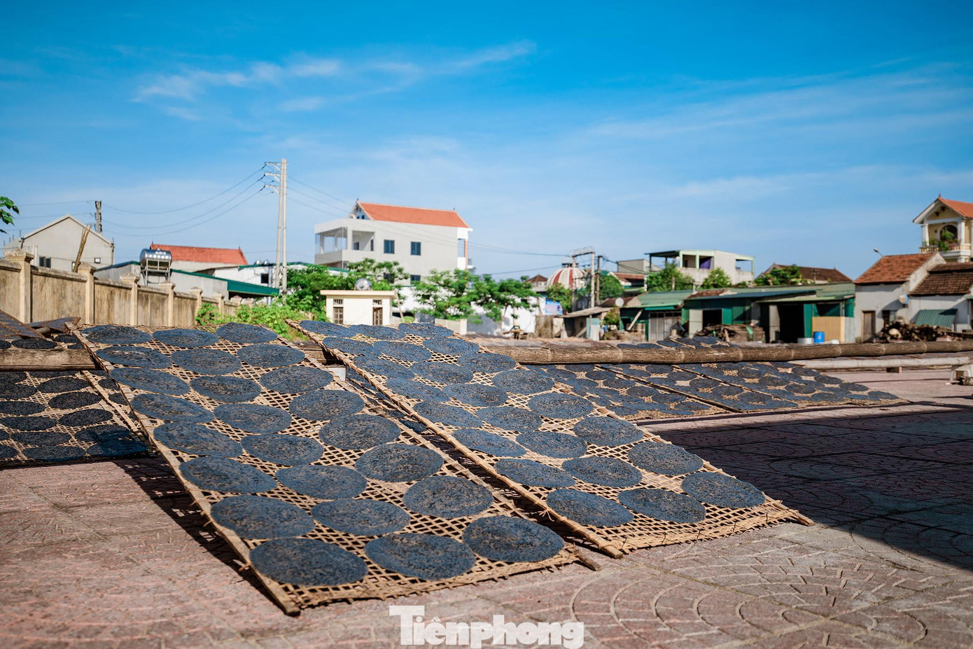 Bánh đa Đô Lương có kích thước nhỏ và màu đậm nhưng thơm giòn, vị bùi bùi của gạo và vừng, vị cay nồng của tỏi, tiêu rất khó quên. "Ta đi nhớ nhút Thanh Chương. Bánh đa xúc hến Đô Lương thơm lừng"...