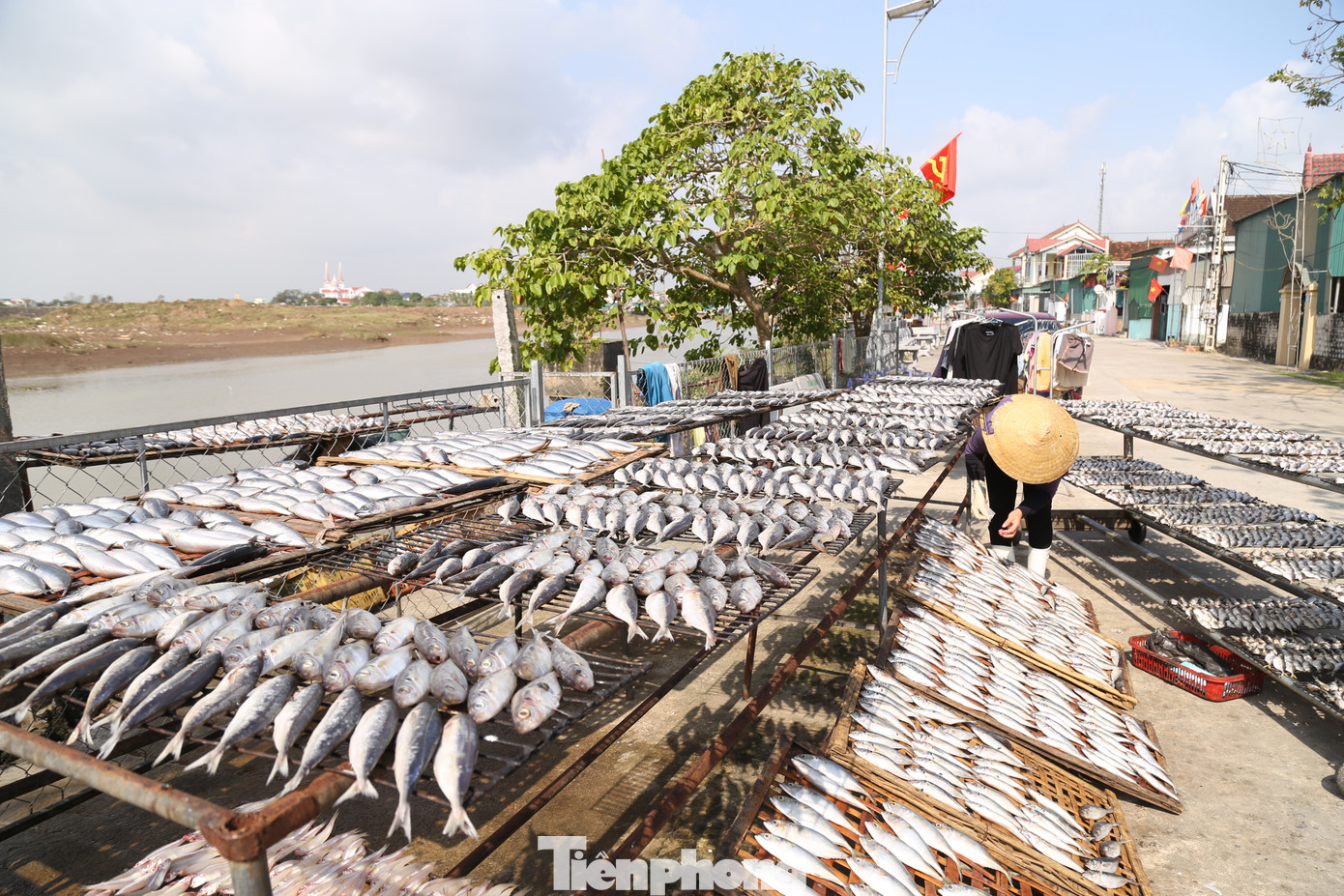 Chủ lò Hoàng Tuấn (trú xóm Trung Hậu, xã Diễn Vạn) cho biết, ngày thường, gia đình nướng từ 3-5 tạ cá. Dịp Tết, lượng khách đặt nhiều hơn, có ngày nướng hơn 1 tấn cá. Để kịp làm cho khách, ngoài hai vợ chồng, gia đình anh phải thuê thêm 5 người làm.