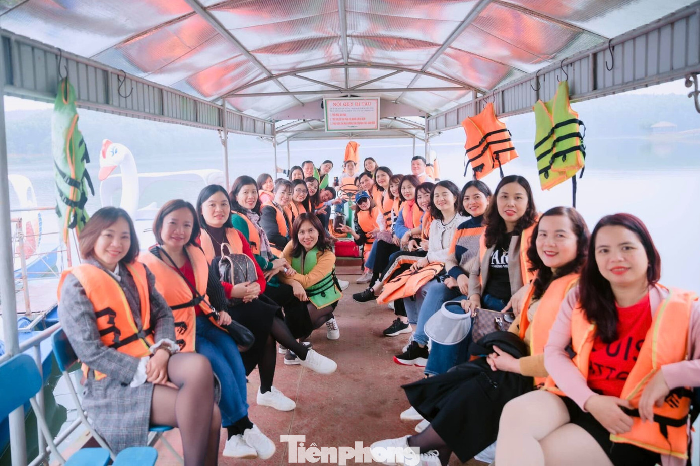 Trải nghiệm du thuyền trên đập nước.