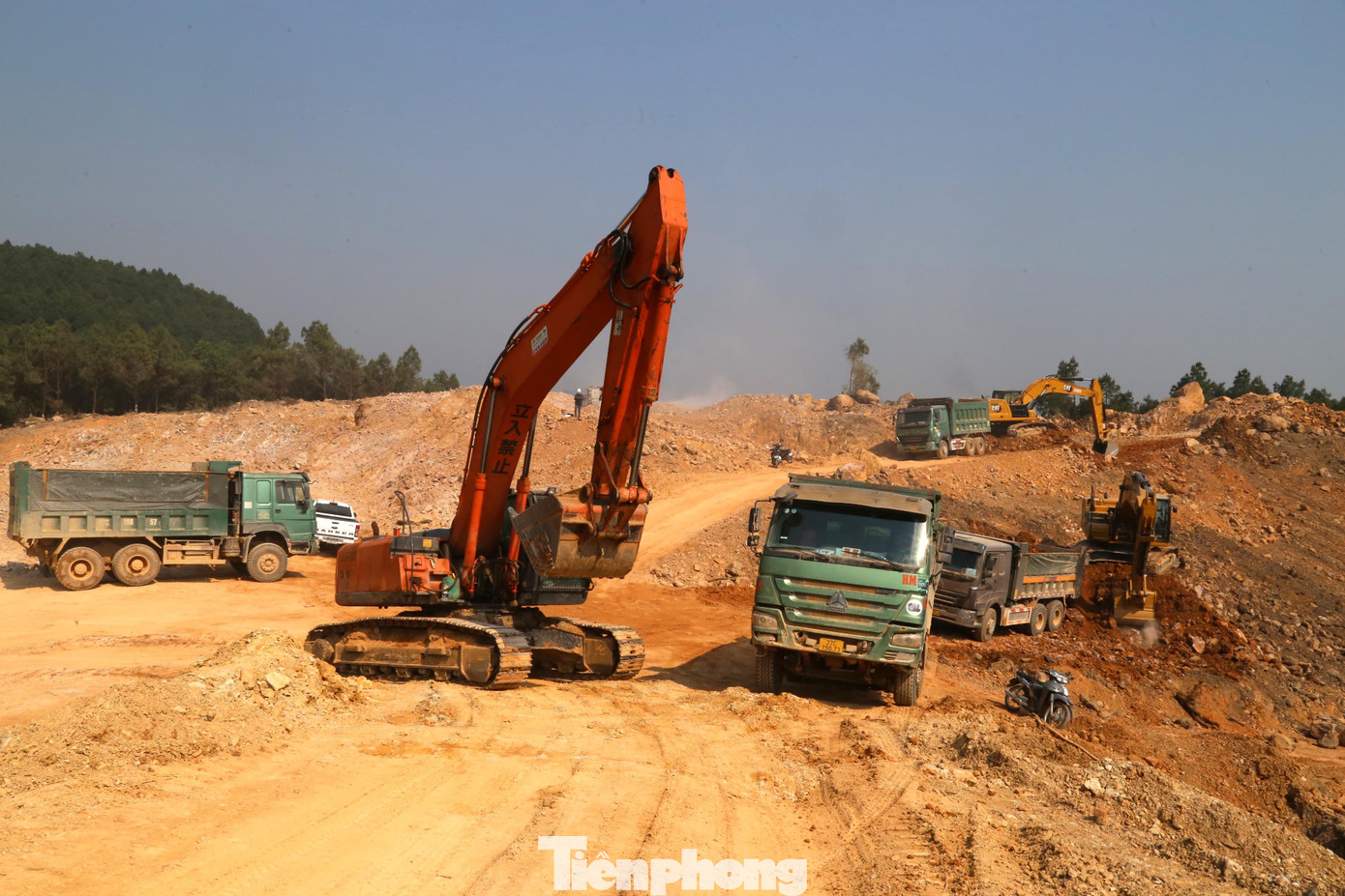 Các nhà thầu thi công hầm Thần Vũ đã hoàn thành hệ thống đường công vụ 2 bên đầu hầm, đào đất sân khấu cửa bắc để chuẩn bị thi công đào hầm.