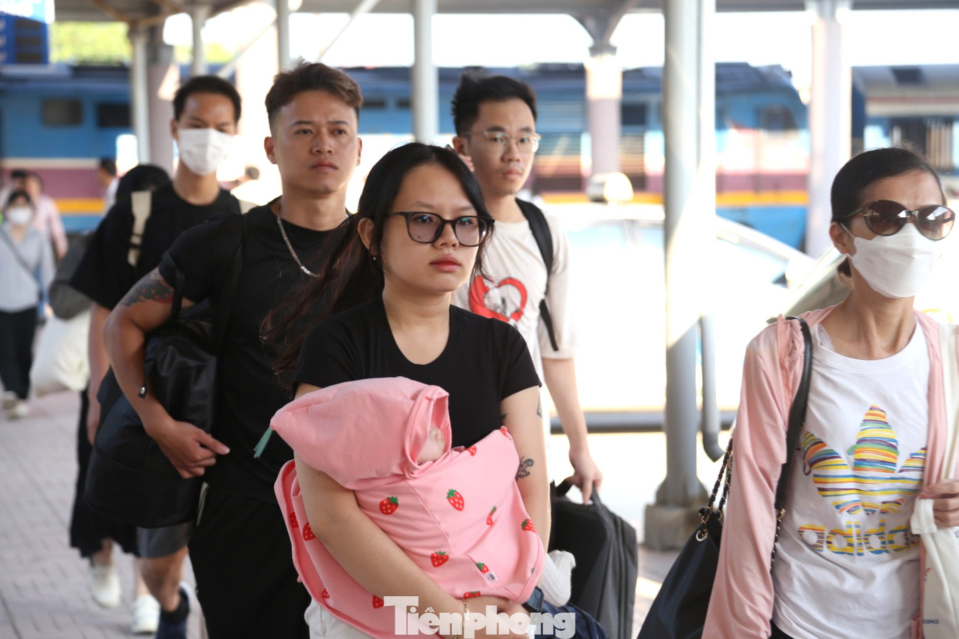 Nhiều gia đình mang theo con nhỏ về quê.