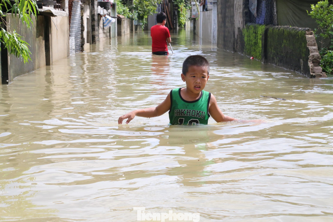 Ngập lụt, khiến hàng nghìn học sinh các xã Quỳnh Hồng, Quỳnh Lâm, Quỳnh Giang,... phải nghỉ học.