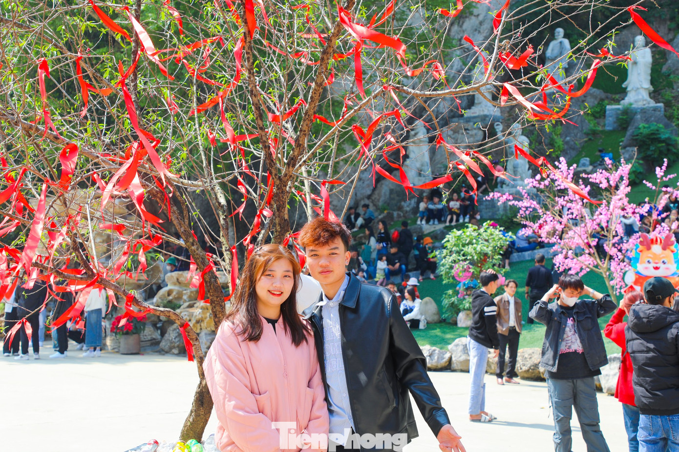 Một số bạn trẻ viết những lời cầu nguyện vào mảnh vải màu đỏ rồi treo lên cây hoa đào trong khuôn viên chùa để mong ước sớm trở thành hiện thực. Trong ảnh, hai bạn trẻ hy vọng sẽ mãi mãi đồng hành bên nhau với tình yêu và sự sẻ chia, tin tưởng...