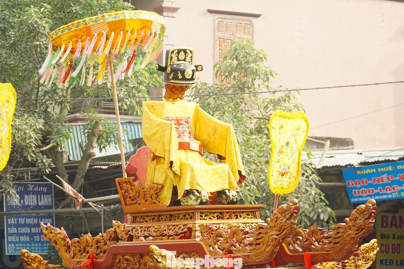 Linh hồn của lễ hội là đám rước hoành tráng được biên chế theo đội hình: võ lệnh đi trước mở đường, cờ phướn giương oai, voi ngựa đốc chiến, kiệu Thánh oai linh Thái phó Tấn Quốc công cùng đội hình giương cao binh khí mang đậm tính truyền thống Trung cần nhân nghĩa, bảo quốc hộ dân.