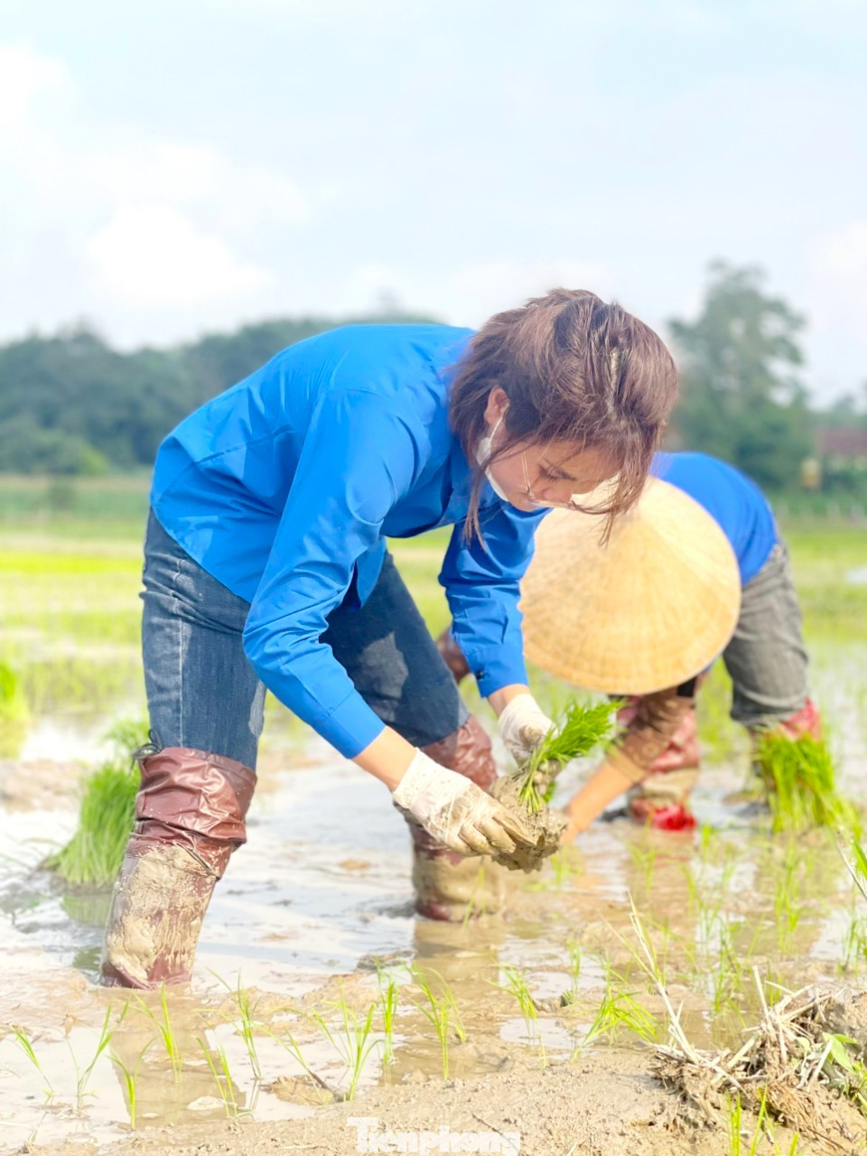 Trường là con thứ 2 trong một gia đình nghèo ở xóm Bích Thái, xã Nghĩa Thái. Mẹ mất sớm do bệnh ung thư. Ông Nguyễn Văn Liên (bố Trường) thường xuyên ốm đau. Thấu hiểu hoàn cảnh khó khăn của Trường, đoàn viên thanh niên xã Nghĩa Thái đã tình nguyện giúp gia đình cấy lúa vụ Đông – Xuân.