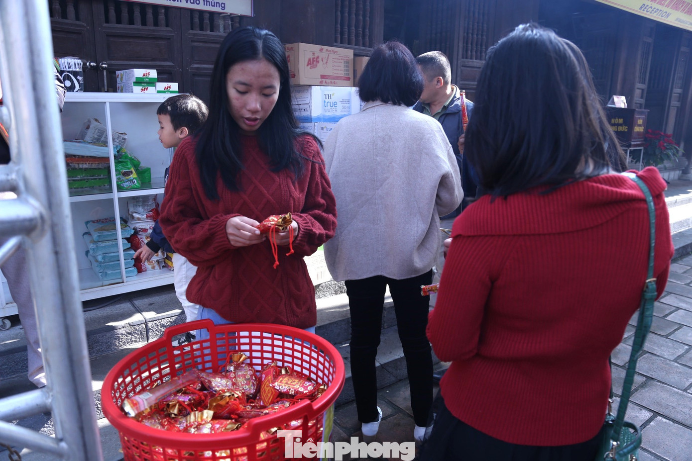 "Đầu năm mua muối, cuối năm mua vôi" với mong muốn rước may mắn, tài lộc và sự ấm no cho cả năm.