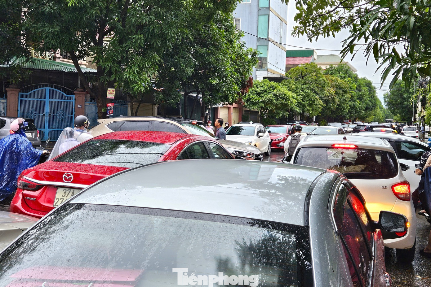 Nhiều tuyến đường ở TP Vinh tắc cứng chiều 25/9.