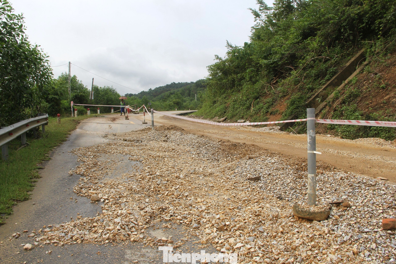 Không chỉ xã Châu Hạnh mà trên địa bàn các địa phương khác như Châu Tiến, Châu Hội, thị trấn Tân Lạc… đều xuất hiện nhiều điểm sạt lở, đất đá tràn xuống lòng đường. Trên tuyến quốc lộ 48A xuất hiện nhiều điểm sạt lở taluy dương và taluy âm gây khó khăn cho việc di chuyển. Không chỉ xã Châu Hạnh mà trên địa bàn các địa phương khác như Châu Tiến, Châu Hội, thị trấn Tân Lạc… đều xuất hiện nhiều điểm sạt lở, đất đá tràn xuống lòng đường. Trên tuyến quốc lộ 48A xuất hiện nhiều điểm sạt lở taluy dương và taluy âm gây khó khăn cho việc di chuyển.
