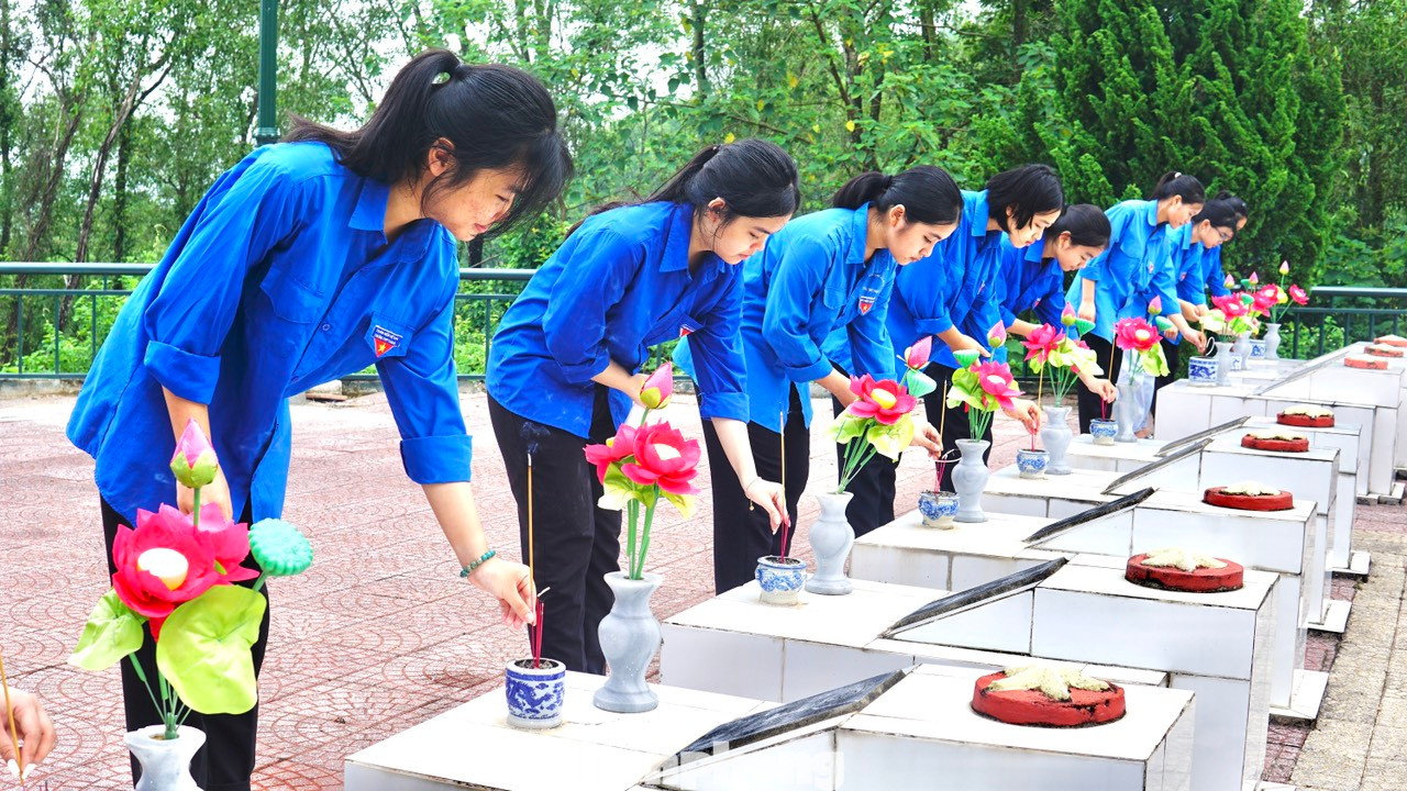 Đoàn viên thanh niên dâng hương tưởng niệm các anh hùng, liệt sĩ.