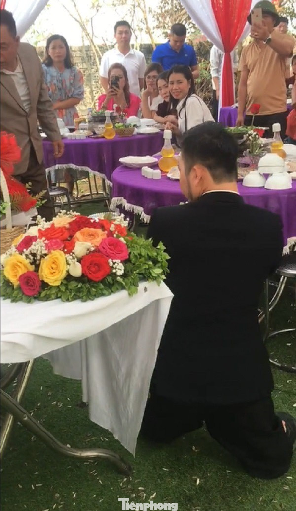 Chú rể chủ động kéo ghế cho cô dâu Chú rể chủ động kéo ghế cho cô dâu