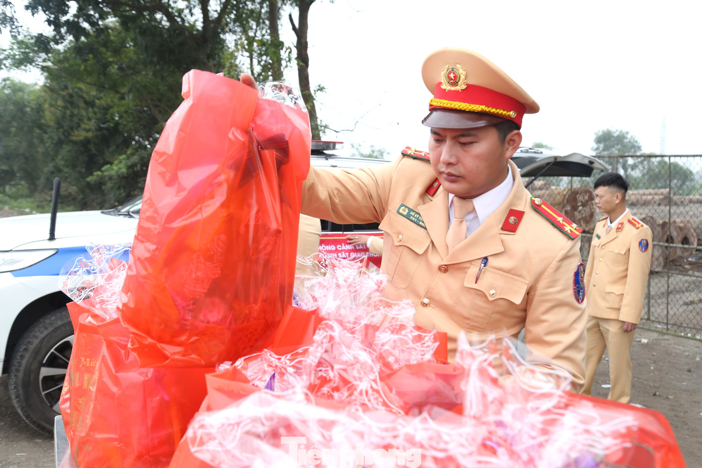 Tại đây, lực lượng CSGT đã chuẩn bị nhiều phần quà để tặng cho người dân đi xe máy về quê ăn Tết. Kinh phí từ nguồn đóng góp của các cán bộ, chiến sĩ trong đơn vị.