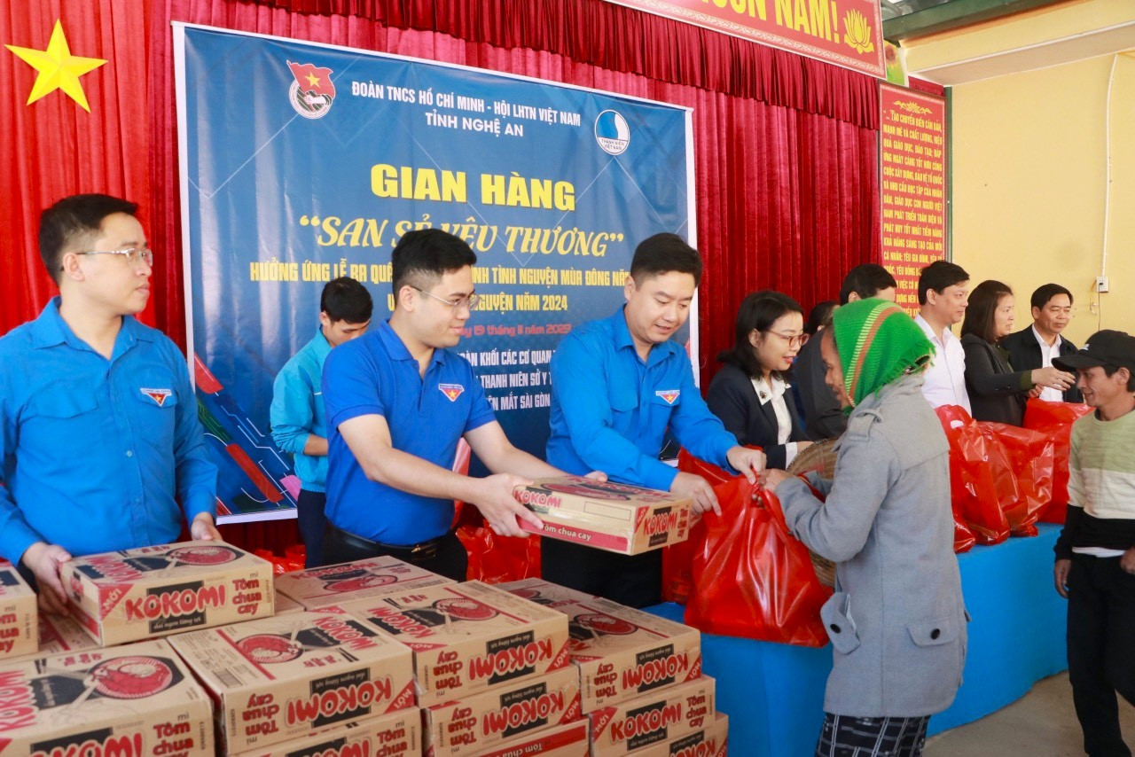 Trao 150 suất quà tại gian hàng chia sẻ yêu thương. Trao 150 suất quà tại gian hàng chia sẻ yêu thương.