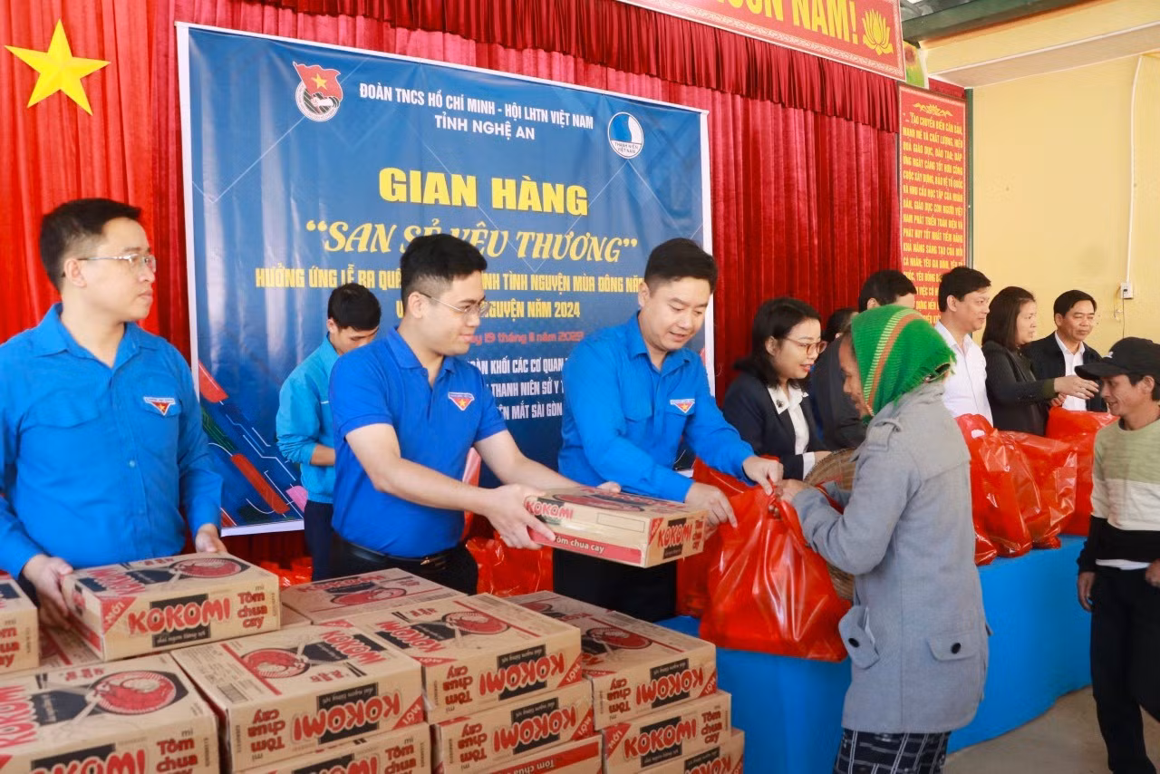 Trao 150 suất quà tại gian hàng chia sẻ yêu thương.