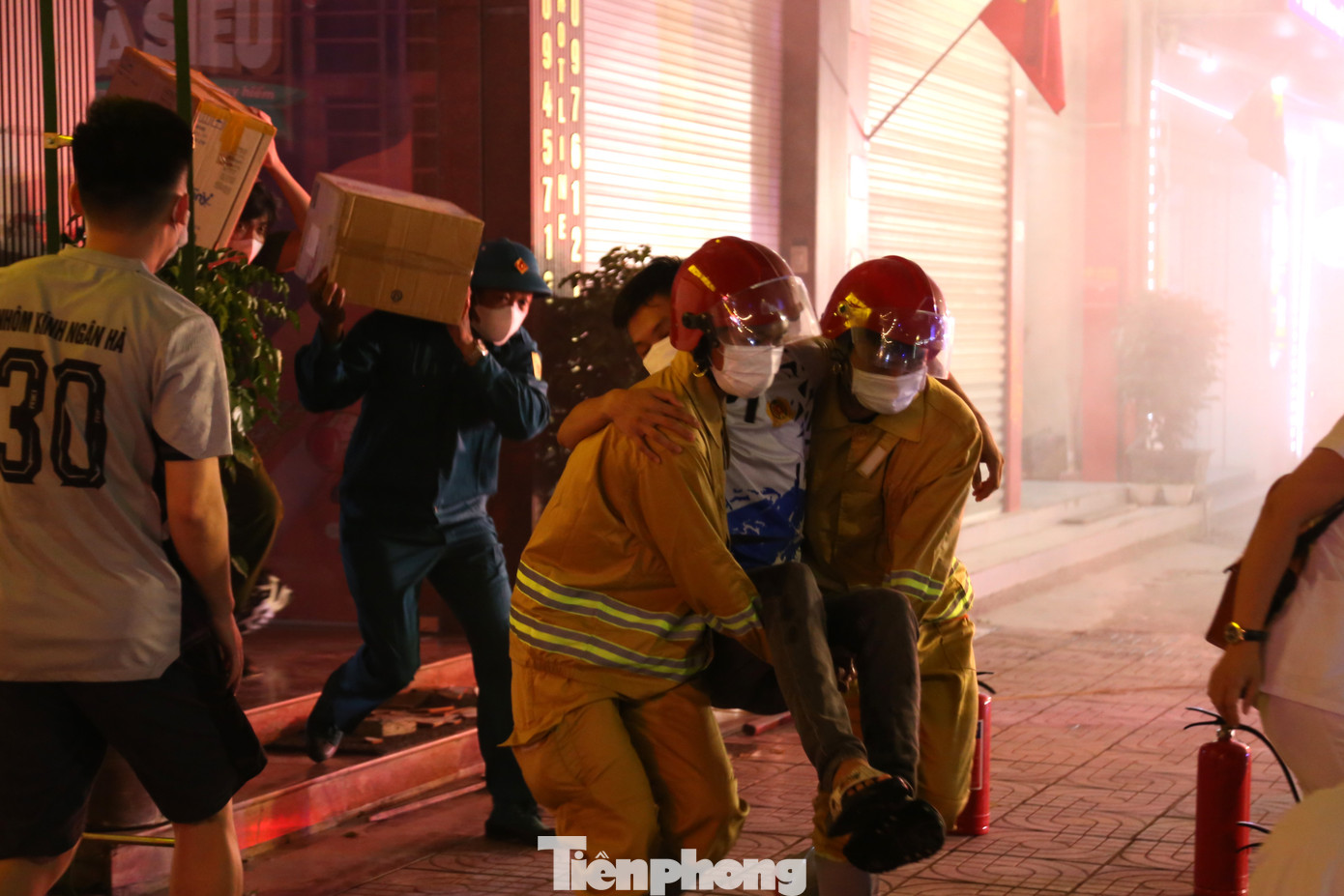 Diện tích đám cháy tại thời điểm phát hiện khoảng 6m2. Tình hình nguy hiểm, cần tới sự giúp đỡ của các thành viên tổ liên gia, chính quyền địa phương và lực lượng chữa cháy và cứu nạn, cứu hộ.