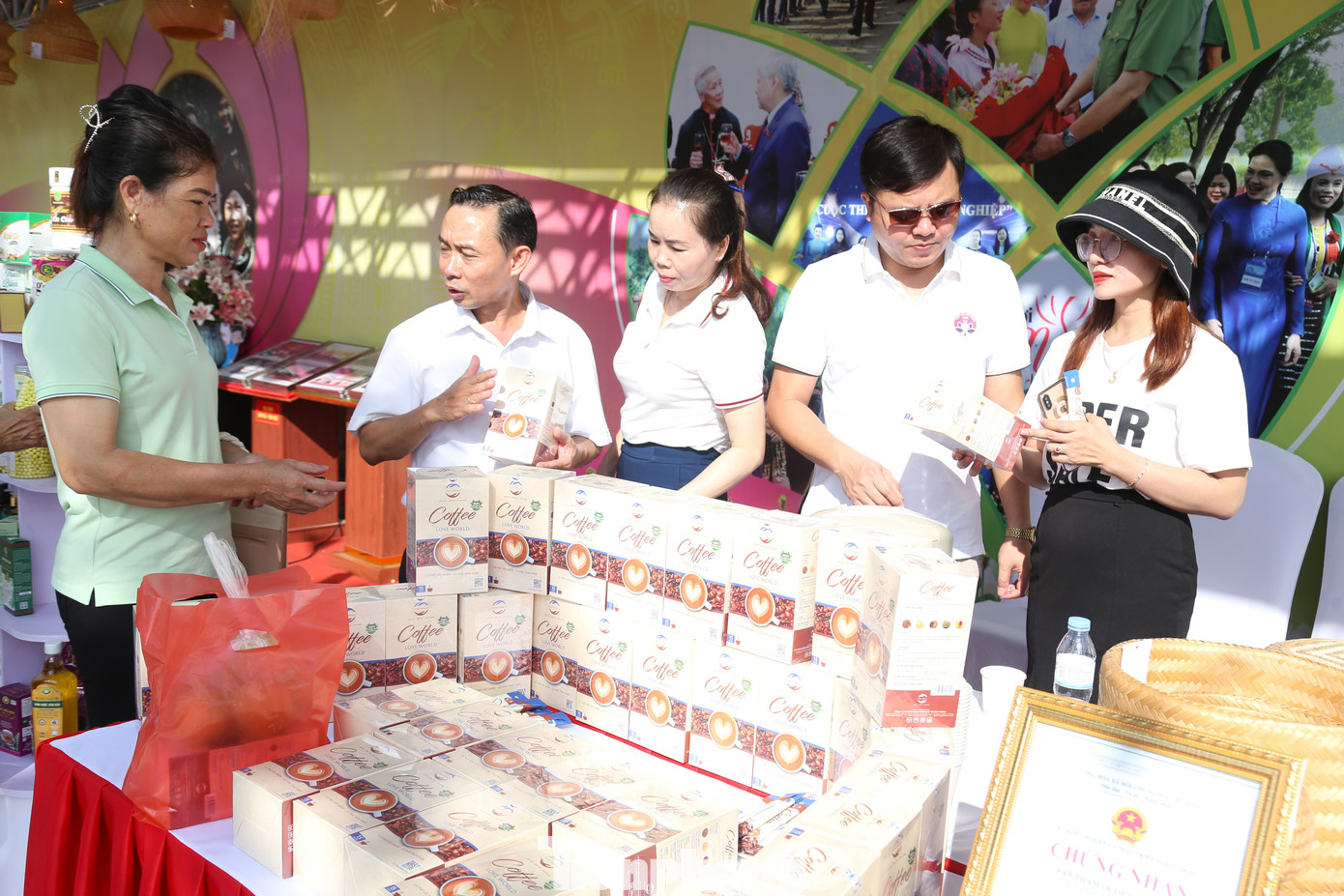 Có 33 gian hàng trưng bày các sản phẩm đặc trưng vùng, miền đến từ 21 huyện, thành, thị trên địa bàn tỉnh Nghệ An và 2 gian hàng tham gia của hai tỉnh Thanh Hóa và Hà Tĩnh. Có 33 gian hàng trưng bày các sản phẩm đặc trưng vùng, miền đến từ 21 huyện, thành, thị trên địa bàn tỉnh Nghệ An và 2 gian hàng tham gia của hai tỉnh Thanh Hóa và Hà Tĩnh.