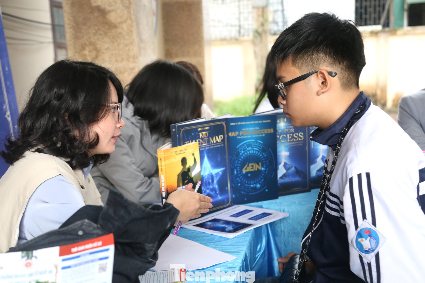 Tại các gian tư vấn, học sinh được giải đáp những thắc mắc về hướng nghiệp, tuyển sinh.