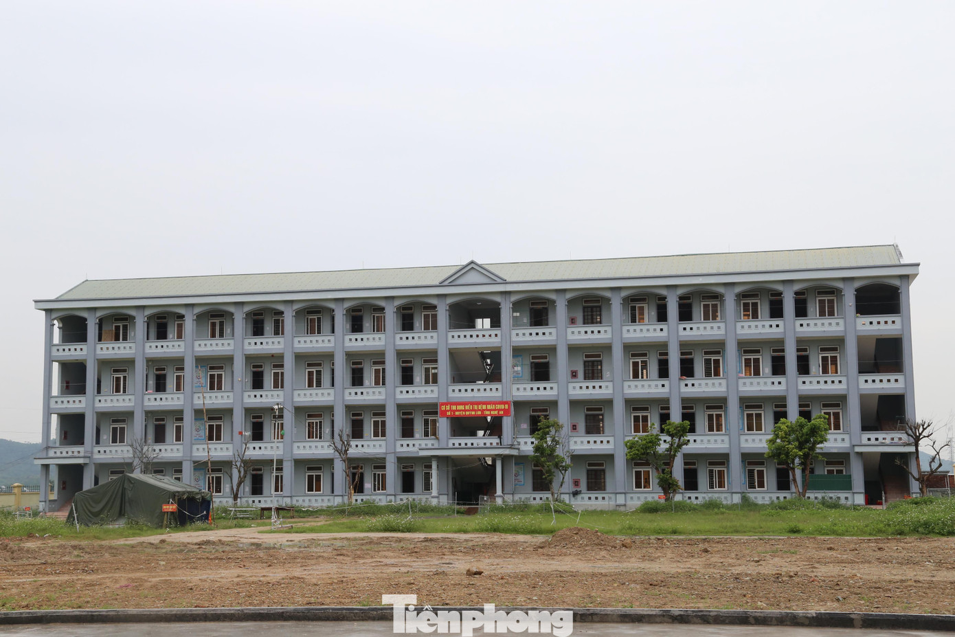 Một lãnh đạo UBND xã Quỳnh Hoa cho biết: “Nguyên nhân dẫn đến tình trạng trên là do thiếu vốn. Thời gian qua, khu ký túc của trường được trưng dụng làm nơi điều trị bệnh nhân COVID-19”.