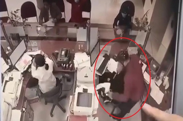 Hình ảnh Tuấn Anh cầm dao khống chế nữ nhân viên phòng giao dịch ngân hàng