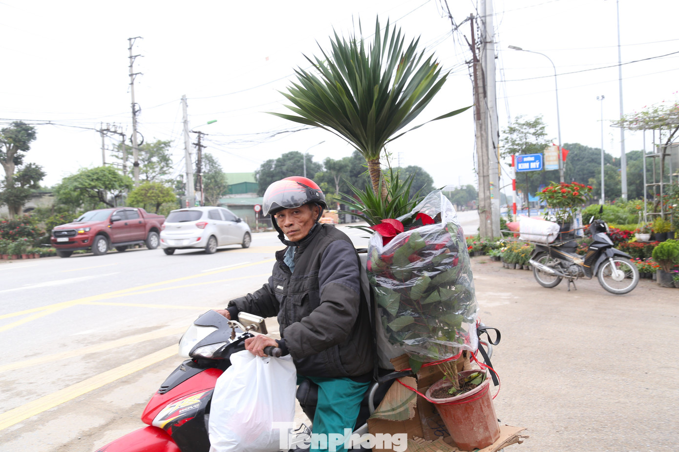 Ông Minh vốn làm nghề xe ôm. Dịp cận Tết, ông chuyển sang làm công việc vận chuyển hoa, cây cảnh thuê cho các nhà vườn.